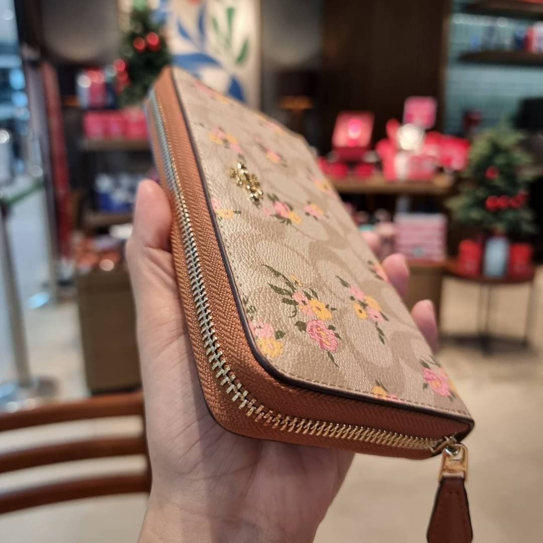 COACH ACCORDION ZIP WALLET IN SIGNATURE CANVAS WITH DAISY BUNDLE / MEADOW PRAIRIE / SPACED WILDFLOWER / DAISY BUNDLE PRINT C0033/F31778/69832 กระเป๋าสตางค์ใบยาว ลวดลายน่ารักน่าใช้มากๆ พื้นเป็นลายซีเอกลักษณ์ วัสดุหนังแคนวาสเคลือบลาย เปิด-ปิดด้วยซิปรอบ ใส่ม