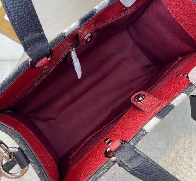 พร้อมส่ง 4ลาย 🌈ไม่มีในช๊อปไทยจร้าา😘 COACH DEMPSEY CARRYALL IN SIGNATURE JACQUARD WITH STRIPE AND COACH PATCH (C2826,C1527,C4113) พร้อมส่งความสวย! คุณภาพจัดเต็มค่ะ กระเป๋าทรงTote วัสดุ Jackquard+หนังแท้ ได้ลงตัวสวยงาม ด้านหน้ามีโลโก้แบรนด์ว