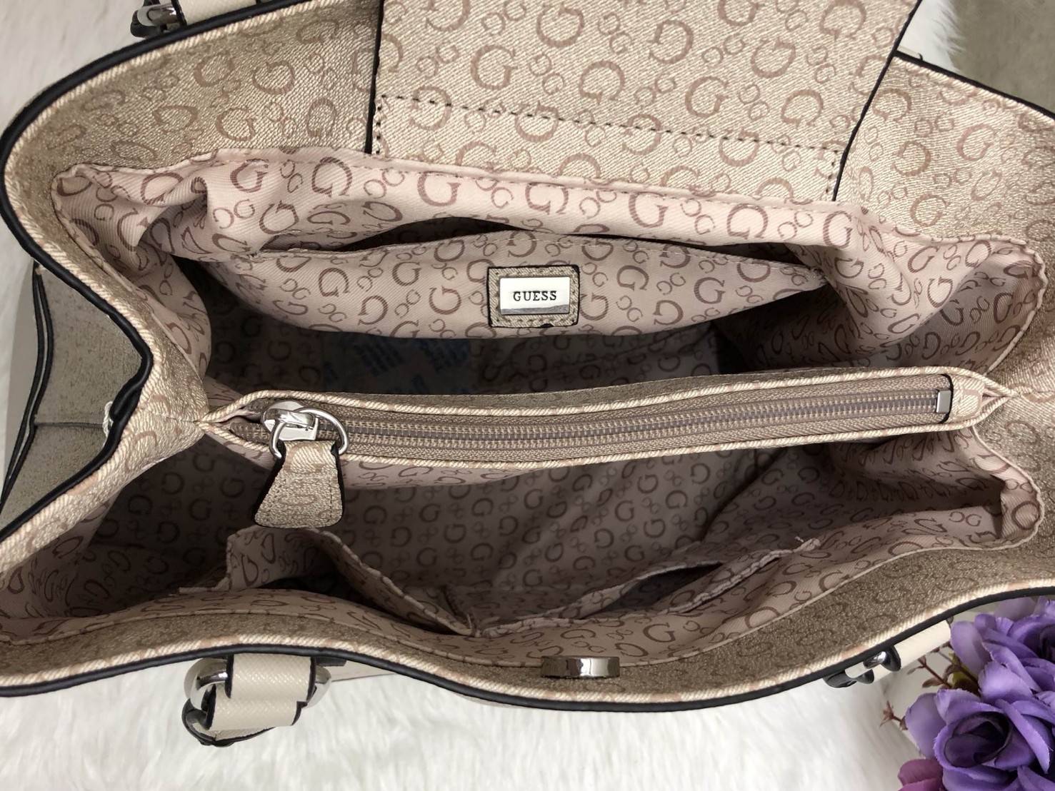 New GUESS FOXWOOD LARGE BAG พร้อมส่ง!!! กระเป๋าถือหรือสะพายแบบคล้องไหล่ได้ วัสดุหนังลายGทั้งใบ ด้านหน้าติดโลโก้แบรนด์หรู เปิดปิดกระเป๋าแบบแบบแม่เหล็ก ด้านในมี3ช่อง มีข่องซิปกลาง ช่องหลักหน้าหลัง ภายในช่องกว้างมากค่ะ ใส่ของจุทีเดียว พร้อมช่องเล็กใส่ของจุกจ