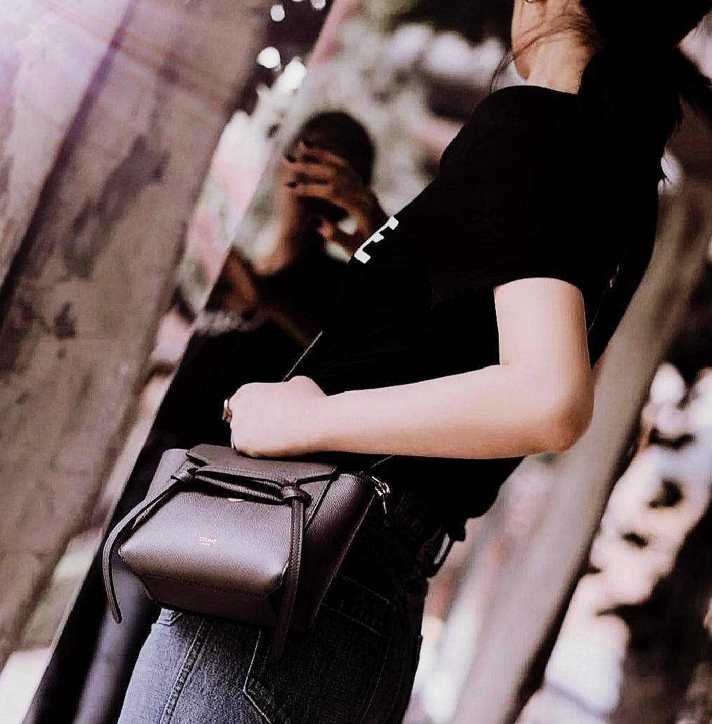 CELINE HANDLE AND CROSSBODY BAG VIP GIFT WITH PURCHASE (GWP) กระเป๋าถือและสะพายพรีเมี่ยมกิ๊ฟ Limited Edition จาก CELINE HAUTE PARFUME DUTYFREE COUNTER หนัง Saffiano ดีไซน์ยอดนิยมหนังสวยอยู่ทรงดูแลรักษาง่าย เปิดปิดด้วยฝาปิด Belt ด้านหน้ามีโลโก้แบรนด์ภายในโ