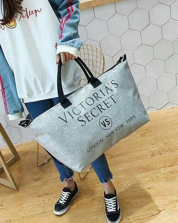 VICTORIA'S SECRET CANVAS GLITTER LARGE RUNWAY TRAVEL BAG 2017 กระเป๋าทรง Travel ใบใหญ่วัสดุ CANVAS GLITTER ด้านหน้าประดับโลโก้แบรนด์ glitter วิ๊งทั้งใบ เปิดปิดด้วยซิป ภายในกว้างจุสุดๆ ใส่เสื้อผ้าได้หลายชุด ไม่ว่าจะถือขึ้นเครื่อง, ไปต่างจังหวัด หรือไป