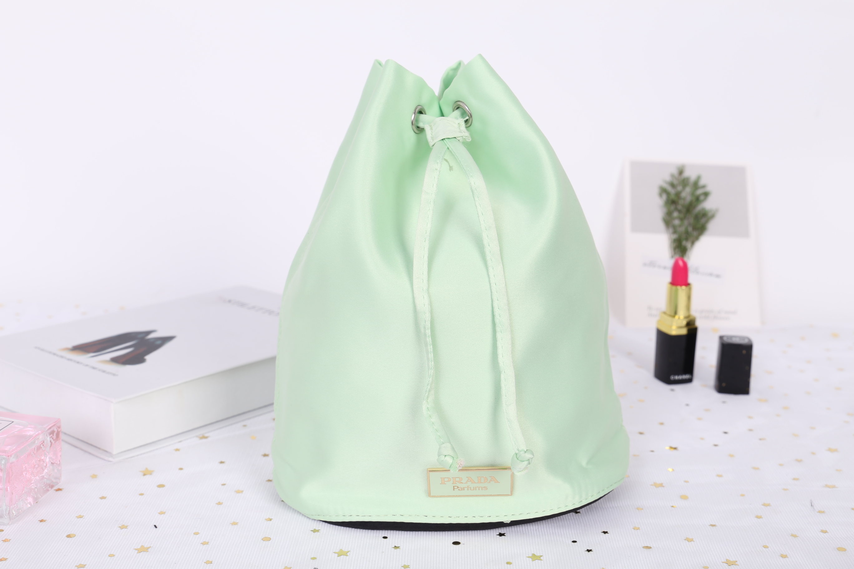 Prada Candy Satin Drawstring Bag กระเป๋าผ้าซาติน จากแบรนด์ Prada รุ่นนี้แถมมาจากน้ำหอมเค้าเตอร์แท้ 💯 ปากกระเป๋าเป็นเชือกหูรูด มีโลโก้ปราด้าติดด้านหน้า สวยงาม น่าใช้ การันตีความสวย ใช้คล้องแขน ใส่ของจุกจิกเก๋ๆค่าา