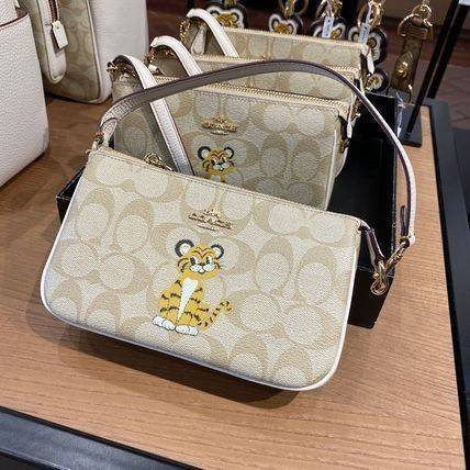 COACH NOLITA 19 IN SIGNATURE CANVAS WITH TIGER (C7699) 😻กระเป๋าถือ กระเป๋าสะพายทรงพอชเล็ก ปรับเป็นคล้องมือได้ รุ่นนี้ บอกเลยว่าใช้ง่ายสะพายคล่องมากๆ// จะสะพายไหล่ หรือปรับเปลี่ยนมาเป็นแบบคล้องมือเก๋ๆก็ยังได้ เพียงแค่ถอดตะขอมารวมกันไว้ที่หูกระเป๋าข