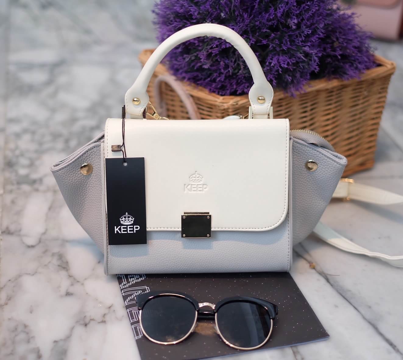 Best Seller !! ทรงที่ขายดีที่สุด #2in1 กระเป๋า KEEP mini office handbag ทรงสวย ทันสมัย -ปรับใช้ได้ถึงสองทรงคะ เก็บด้านข้างกระเป๋าได้ -ใช้หนังแกะสังเคราะห์ เนื้อดีมาก -ขนาดกะทัดรัด น้ำหนักเบา -ภายใน 2 ช่องซิป และช่องเก็บมือถือ แยกเก็บ-ของเป็นระเบียบมากๆคะ