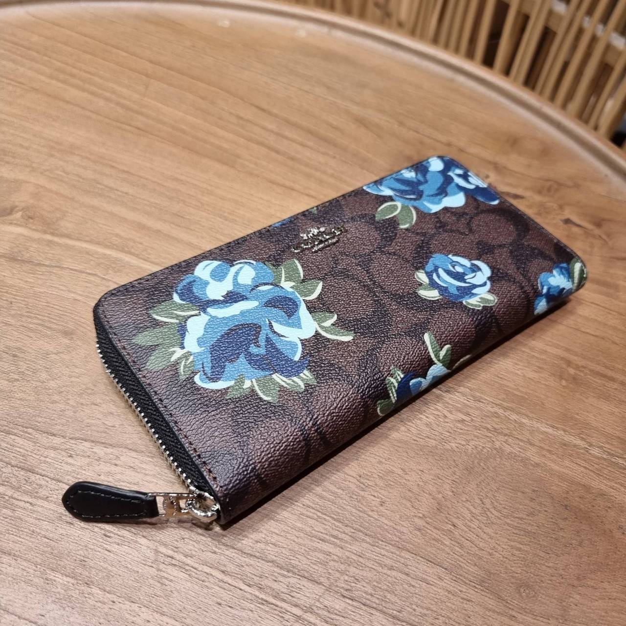 COACH ACCORDION ZIP WALLET IN SIGNATURE CANVAS WITH PRAIRIE ROSE / JUMBO FLORAL / CAMO ROSE FLORAL / MEDLEY BOUQUET PRINT ((F31572/F39189/F26290/F2859)) สวยคลาสสิคไม่มีใครเกิน!! กระเป๋าสตางค์ใบยาว ลวดลายสวย สีสันโดดเด่น วัสดุหนังแคนวาสเคลือบ เปิด-ปิดด้วยซ