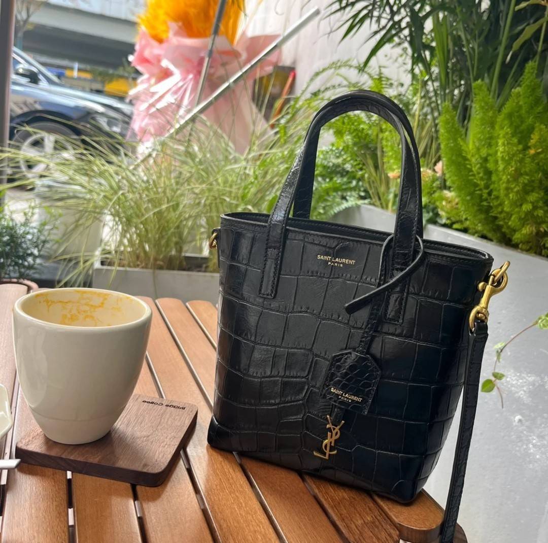 Large YSL CROC TOTE / YSL Toy croc-effect leather tote bag พร้อมส่งครบสองไซส์ *คู่ดูโอ้ สวยแบบตะโกนนน YSL BAG VIP วัสดุหนังสังเคราะห์ หนังนิ่มลายจรเข้เต็มใบ สวยหรูมาก