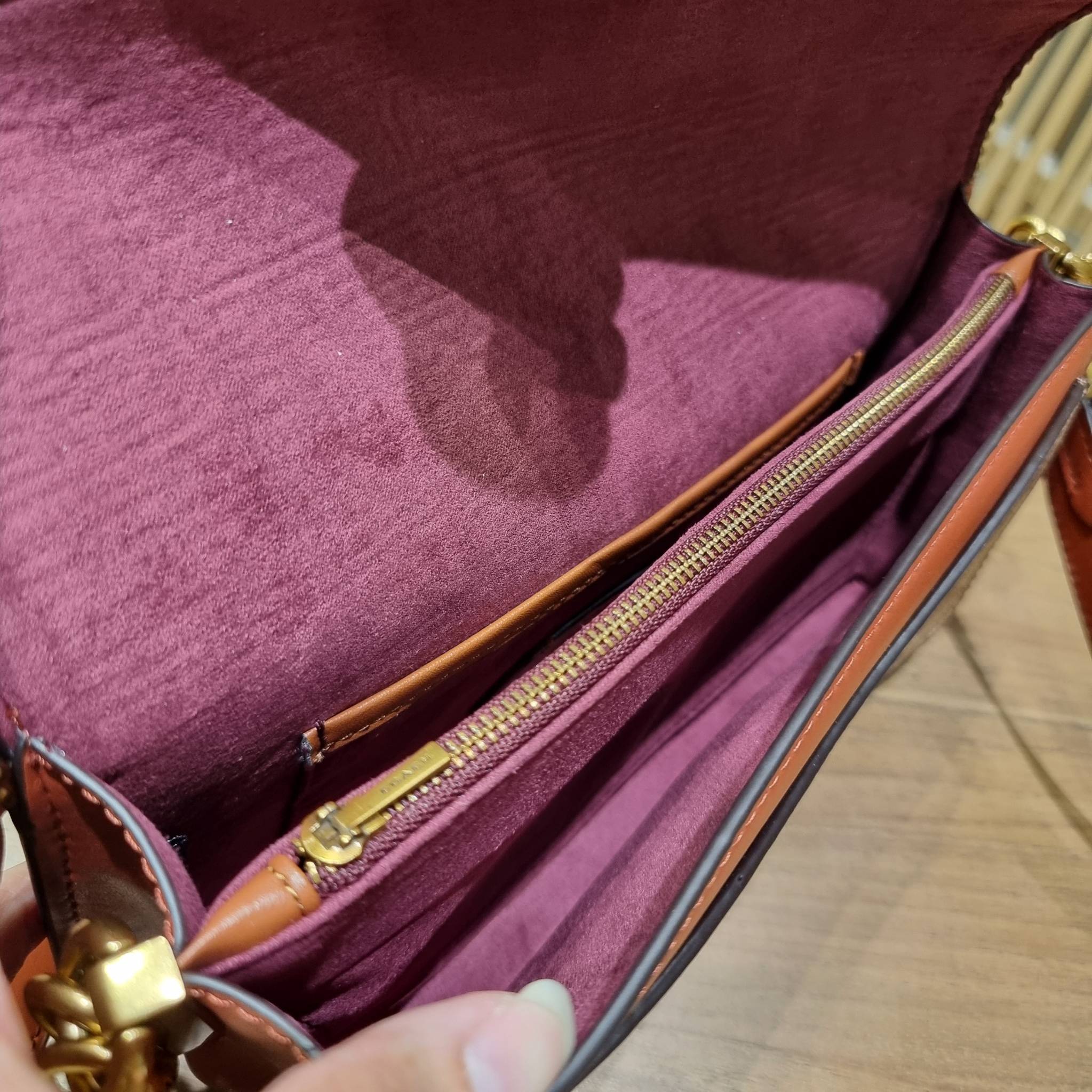 COACH TABBY SHOULDER BAG 26 IN SIGNATURE CANVAS WITH BEADCHAIN (6793,91215) กระเป๋าสะพายไหล่ ดีไซน์วินเทจย้อนยุค สวยคมชัด คลาสสิคใช้ได้ทุกลุค วัสดุหนังแท้สลับหนังแคนวาสเคลือบลาย เปิด-ปิดด้วยแม่เหล็กในตัว รับรองแน่นหนา ด้านหลังมีช่องแยก ภายในเป็นช่องโล่ง ข