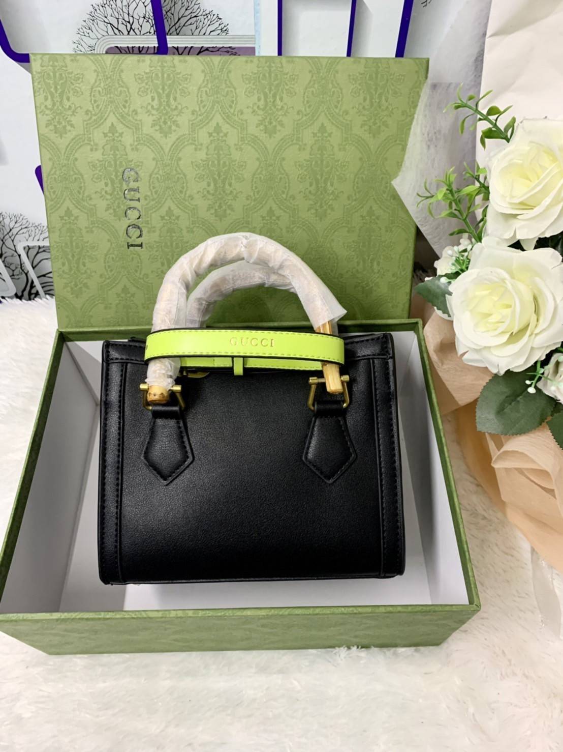 กระเป๋า GUCCI สไตล์งานหูไม้ไผ่ Size mimi รุ่น Gucci Diana Bag กระเป๋าสุดคลาสสิกดีไซน์มาใหม่พร้อมเข็ดขัดหนังสีสะท้อนแสงประดับตรงหูกระเป๋า กระเป๋าทรง tote วัสดุหนังแท้ (calfskin) อะไหล่ทอง ขนาดกำลังดี งานสวยตั้งอยู่ทรง มีสายสะพายยาว 1เส้น สามารถปรับระดับได้