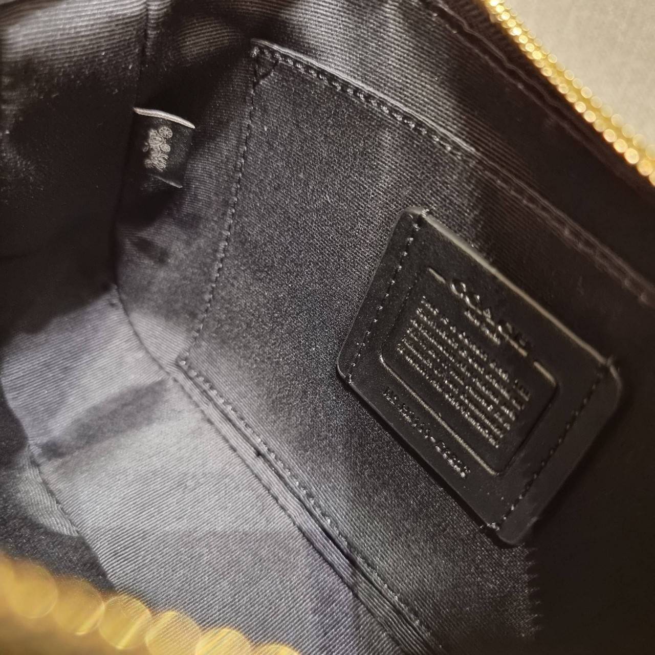 COACH C7264 C6823 C6817 JES BAGUETTE IN SIGNATURE CANVAS คอลเลคชั่นใหม่ล่าสุด พร้อมเสิร์ฟความสวยถึงบ้านเช่นเคย!! กระเป๋าสะพายทรงบาแกตต์ ดีไซน์ย้อนยุค ที่แอบแฝงความเรียบหรูดูแพงอยู่ในตัว โดดเด่นด้วยสายสะพายเส้นใหญ่ โทนสีคอนทราส ทำให้ไอเท็มนี้ดูมีลูกเล่นมาก