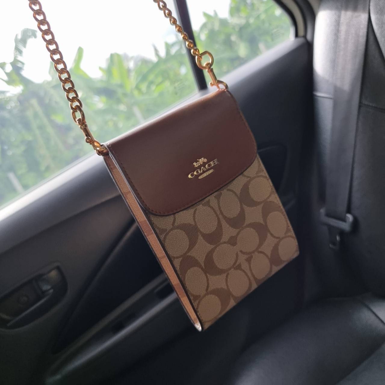 COACH 3051 RACHEL PHONE CROSSBODY IN SIGNATURE CANVAS HOT ITEM!! กระเป๋าสะพาย case phone ต้องมา ให้คุณพกพา gadget ล้ำไปได้ทุกที่ ใส่โทรศัพท์มือถือได้ทุกรุ่น ดีไซน์ใหญ่กว่าเดิม และยังมีช่องเก็บบัตรให้เพิ่มไปอีก ดีไซน์ลายซีคลาสสิค วัสดุหนังแคนวาส เปิด-ปิดด้