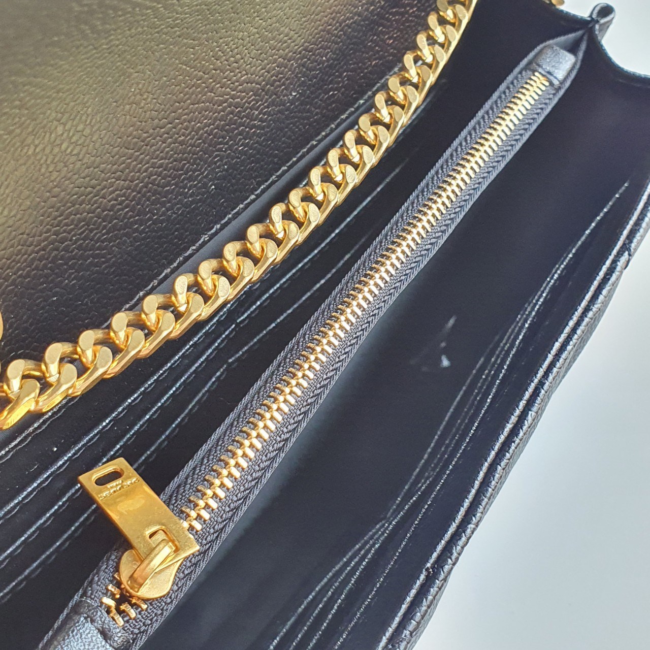 YVES SAINT LAURENT YSL BAG VIP GIFT WITH PURCHASE (GWP) พรีเมี่ยมกิ้ฟ Limited Edition จาก YSL DUTY FREE COUNTER วัสดุหนังแท้ลายคาเวียร์ ทรงหน้าจดหมายลายทาง สวยหรูมาก อะไหล่ทอง เปิดปิดด้วยกระดุมแม่เหล็ก ภายในโล่งมี2ช่องใหญ่ ช่องซิปใหญ่ มีที่ใส่บัตร12ใบ มาพ