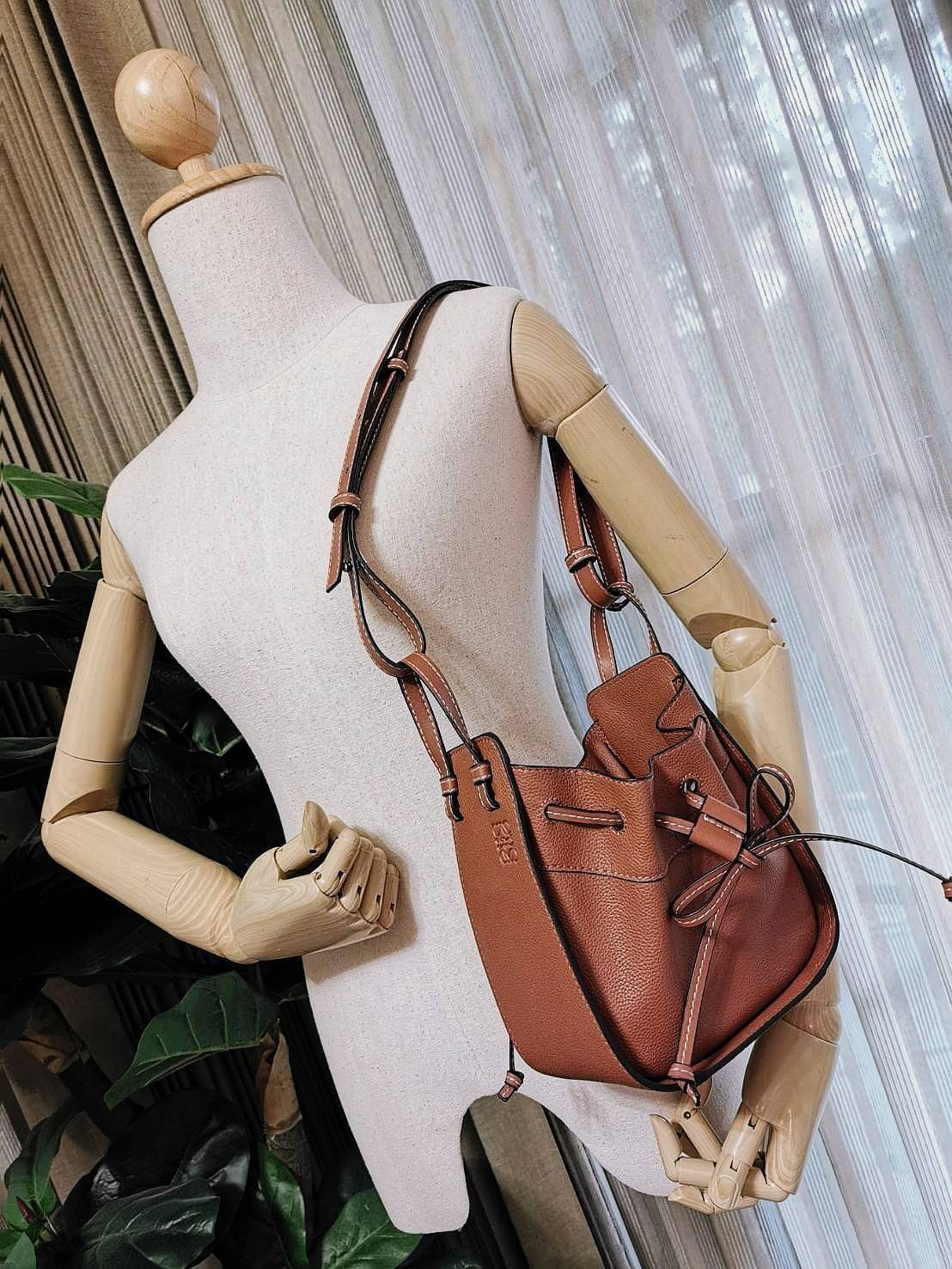 LOEWE HANDLE & SHOULDER BAG GIFT WITH PURCHASE (GWP) กระเป๋าถือหรือสะพายหนังแท้พรีเมี่ยมกิ๊ฟ Limited จาก LOEWE PERFUME DUTYFREE รุ่น Rare items สุดๆวัสดุหนังแท้ Calfskin หนังสวยดีไซน์คงเอกลักษณ์แบรนด์ สามารถปรับใช้ได้หลายทรงด้านข้างมีหูรูดปรับขยายทรงได้ภา