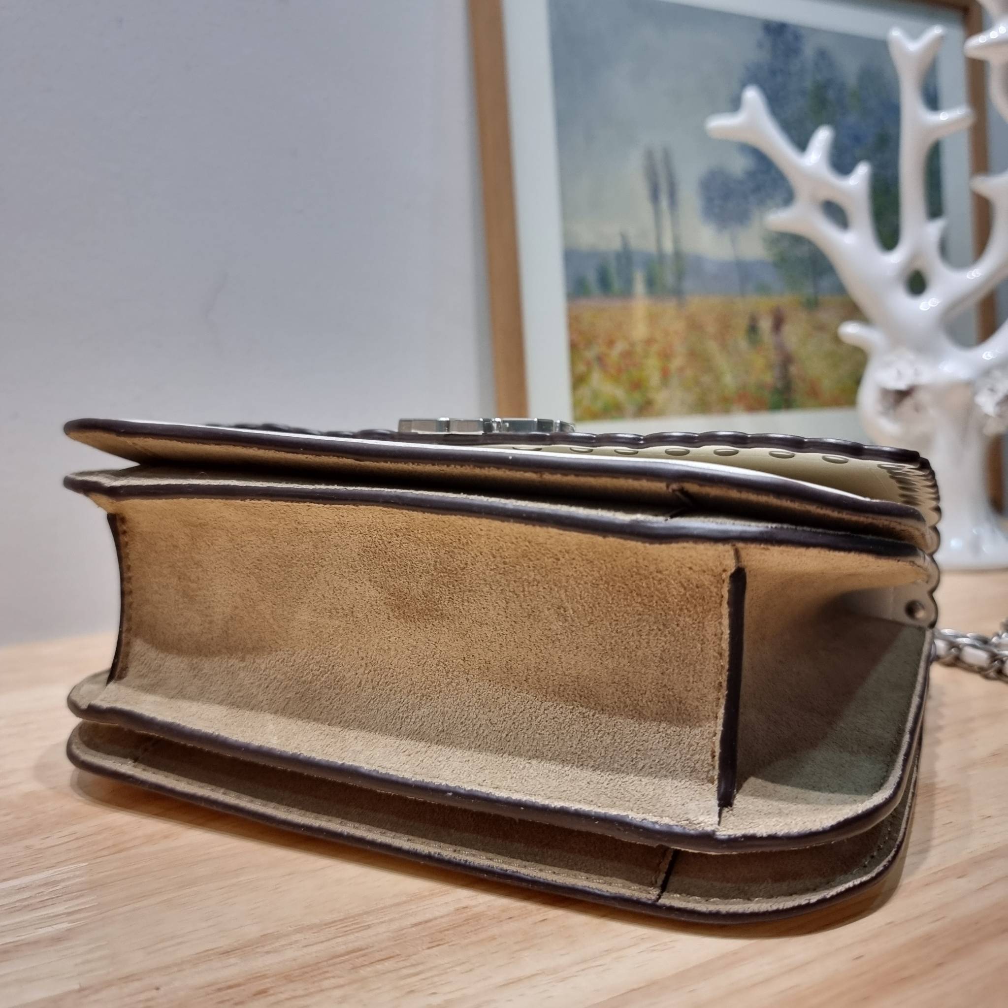 TORY BURCH BRITTEN STUDDED CROSSBODY BAG / Tory Britten Small Adjustable Shoulder Bag คอลเลคชั่นผู้ดี ดีไซน์ใหม่ล่าสุด กระเป๋าสะพายตัวท็อป ที่ตกแต่งด้วยโลโก้และหมุดสวยงาม