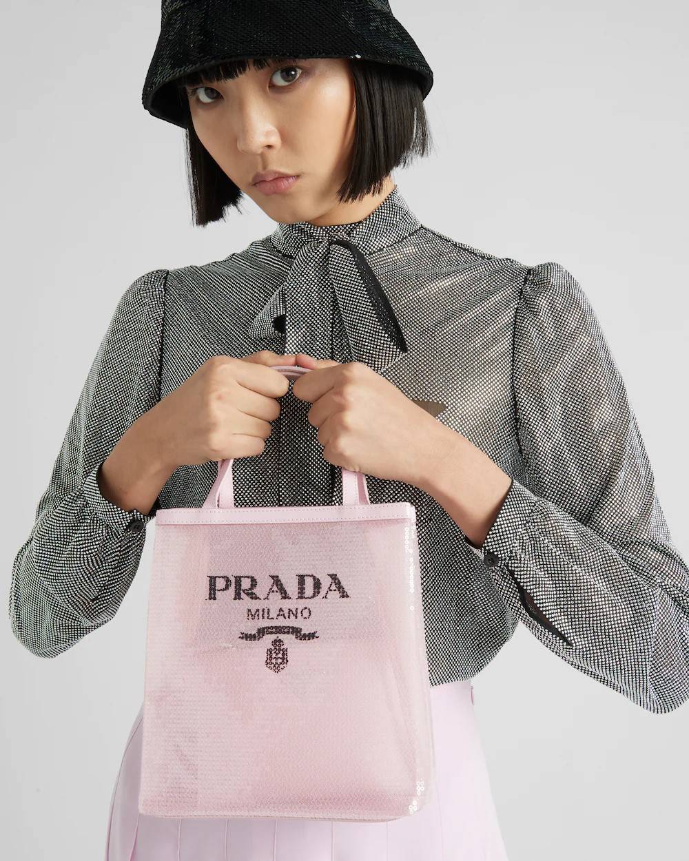 PRADA SMALL SEQUINED MESH TOTE BAG เอาใจสายแฟอีกครั้ง!! กระเป๋าทรงโท้ท ขนาดเล็ก ที่มีดีเทลฝีมือ ด้วยการเรียงร้อยแผ่นเลื่อมเป็นตาข่ายรอบใบ ตัดขอบด้วยหนังสังเคราะห์ พิเศษพร้อมใบลูกให้ด้วย ทรงใช้งานง่าย ภายในโล่งกว้าง ถือไปเรียน ไปเที่ยว ไปทำงาน พกพาง่ายสุดๆ