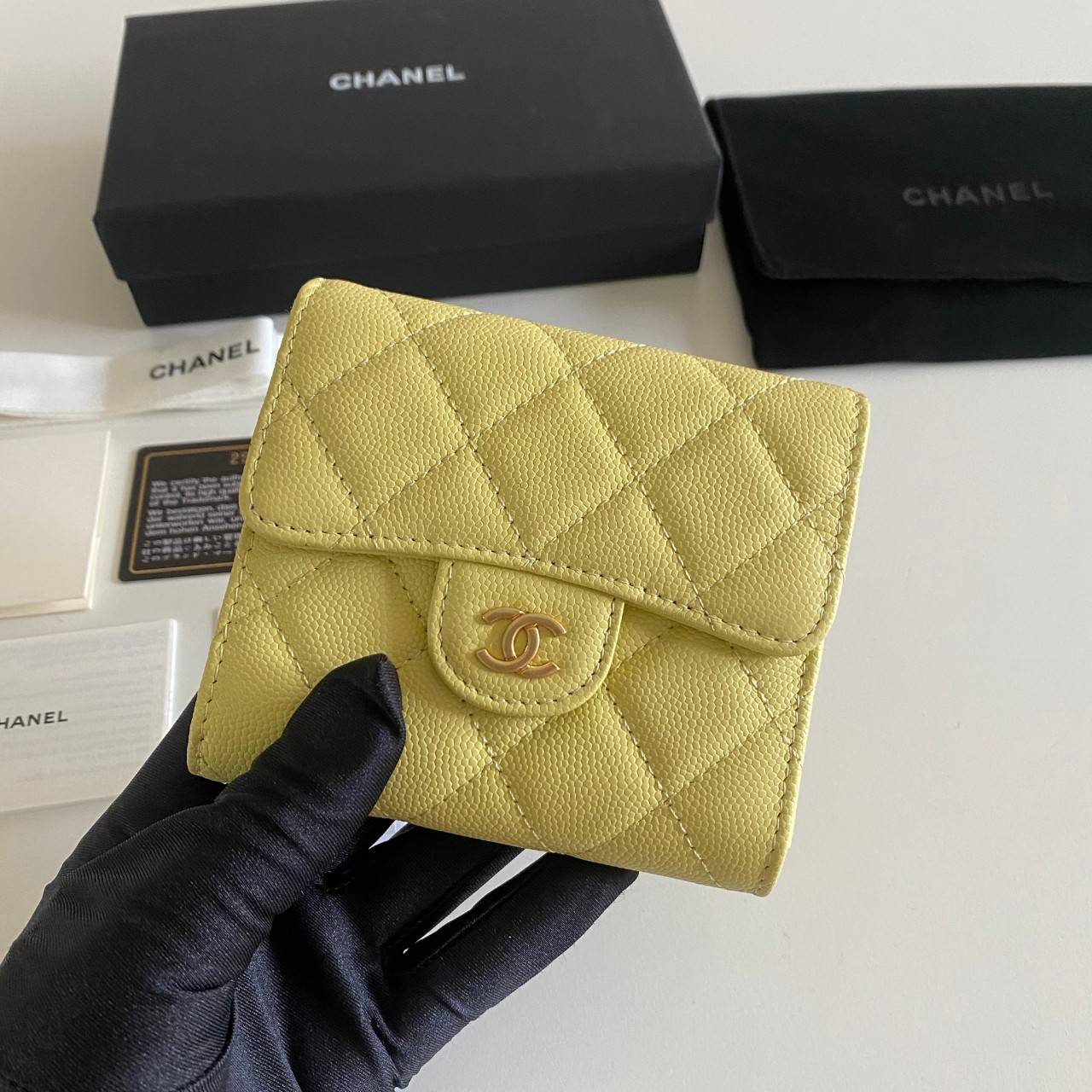 หนังแท้ Chanel Classic small wallet caviar 3 พับ พร้อมส่งที่ไทย รุ่นยอดนิยมไอเท็มฮิตวัสดุหนังแท้คาเวียร์สวยคลาสสิคเปิดปิดด้วยฝาปิดกระดุมด้านหน้ามีโลโก้แบรนด์อะไหล่ทองสวยหรูดูดี ตัวจริงสวยน่าใช้ Chanel mini นาทีนี้กำลัง in สุดๆ ภาพสินค้าถ่ายจากงานขายจริง ใ