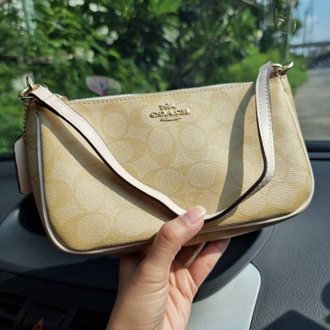 COACH F58321 TOP HANDLE POUCH อีกรุ่นฆ่าไม่ตาย!! 😎 ขายดีขายหมด ขายรวยขายปังๆ!! กระเป๋าพอชจากโค้ช ทรงใช้งานง่าย สะดวก กะทัดรัด วัสดุหนังแคนวาสเคลือบคุณภาพดี มาพร้อมสายคล้องในตัว และสายสะพาย crossbody ปรับเปลี่ยนได้ตามสไตล์ อีกหนึ่งไอเท็มที่สาวๆต้อง