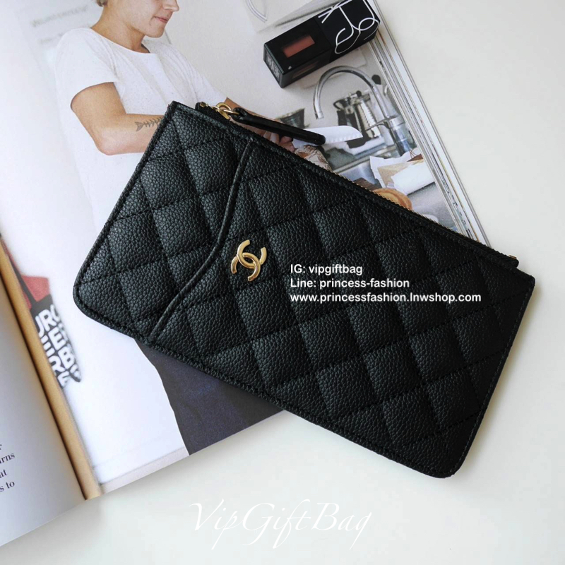 พร้อมส่งที่ไทยแล้วค่ะ♡♡ **สำหรับคนชอบพกน้อย **กะทัดรัด แนะนำรุ่นนี้คะ งานพรีเมี่ยมกิ้ฟท์จากเค้าเตอร์ต่างประเทศ กระเป๋าสตางค์ทรงสวย สะดุดตา หนังสัมผัสลายด้าน จากแบรนด์ CHANEL (GWP) ด้านหน้ามีโลโก้แบรนด์ CC สีทองหรู **อะไหล่สีทองทั้งใบ มีช่องซ