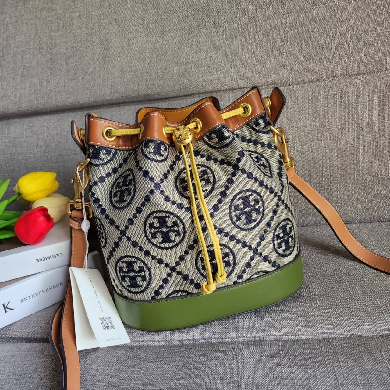 Tory Burch T Monogram Colorblock Bucket Bag กระเป๋าสะพาย ทรงบัคเกต รุ่นฮอต สไตล์ไหนเข้าได้ทุกลุค วัสดุ jacquard ตัดขอบหนังแท้ ภายในเป็นช่องโล่งกว้าง ใส่ของได้เยอะหยิบจับสะดวก มาพร้อมสายสะพายข้างหนังแท้ ถอดและปรับระดับได้สะพายชิวได้ทุกโอกาส