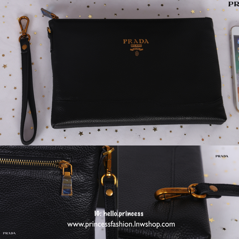 Prada leather top zip clutch pouch handbag สินค้า Premium gift จากเค้าเตอร์แบรนด์ต่างประเทศแท้ 100% กระเป๋า Clutch Prada หนังนิ่มน่าใช้มากค่ะ ดีไซน์เรียบหรู ด้านหน้ามีโลโก้ Prada อะไหล่ทองสวยดูเข้ากัน ซับในพิมพ์ลายแบรนด์ ด้านในมีช่องใส่บัตร ช่องซิป 1 ช่อง
