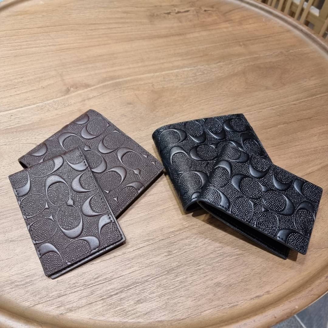 COACH 75371 COMPACT ID WALLET IN SIGNATURE CROSSGRAIN LEATHER กระเป๋าสตางค์ผู้ชาย ลาย c นูนเต็มใบ หนัง crossgrain อีกรุ่นที่ยอดขายไม่เคยตก 🤑🤑 ใบจริงดูผู้ดี ดูแพง!! ภายในมีช่องใส่บัตรได้เยอะ ใส่ธนบัตรได้ทุกใบ ซื้อให้คุณหนุ่มๆรับรองประทับใจไ