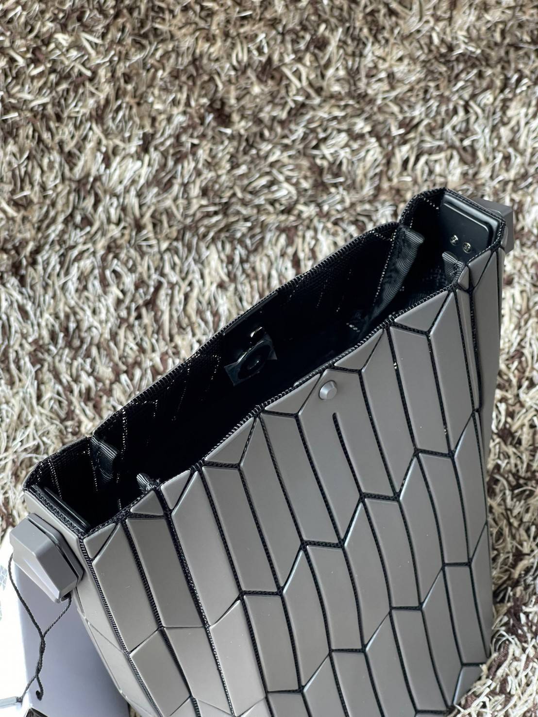 Small : BAO BAO ISSEY MIYAKE SMALL BUCKET เป็นกระเป๋าบัคเก็ตขนาดเล็กสามารถใช้ใส่กระเป๋าสตางค์และโทรศัพท์มือถือได้ ซีรีย์ใหม่นี้มีจุดเด่นที่แผ่นรูปทรงสี่เหลี่ยมด้านขนานในแนวตั้ง เกิดเป็นรูปทรงสามมิติซึ่งแตกต่างไปจากรูปทรงที่เกิดขึ้นจากแผ่นสามเหลี่ยม หูหิ้ว