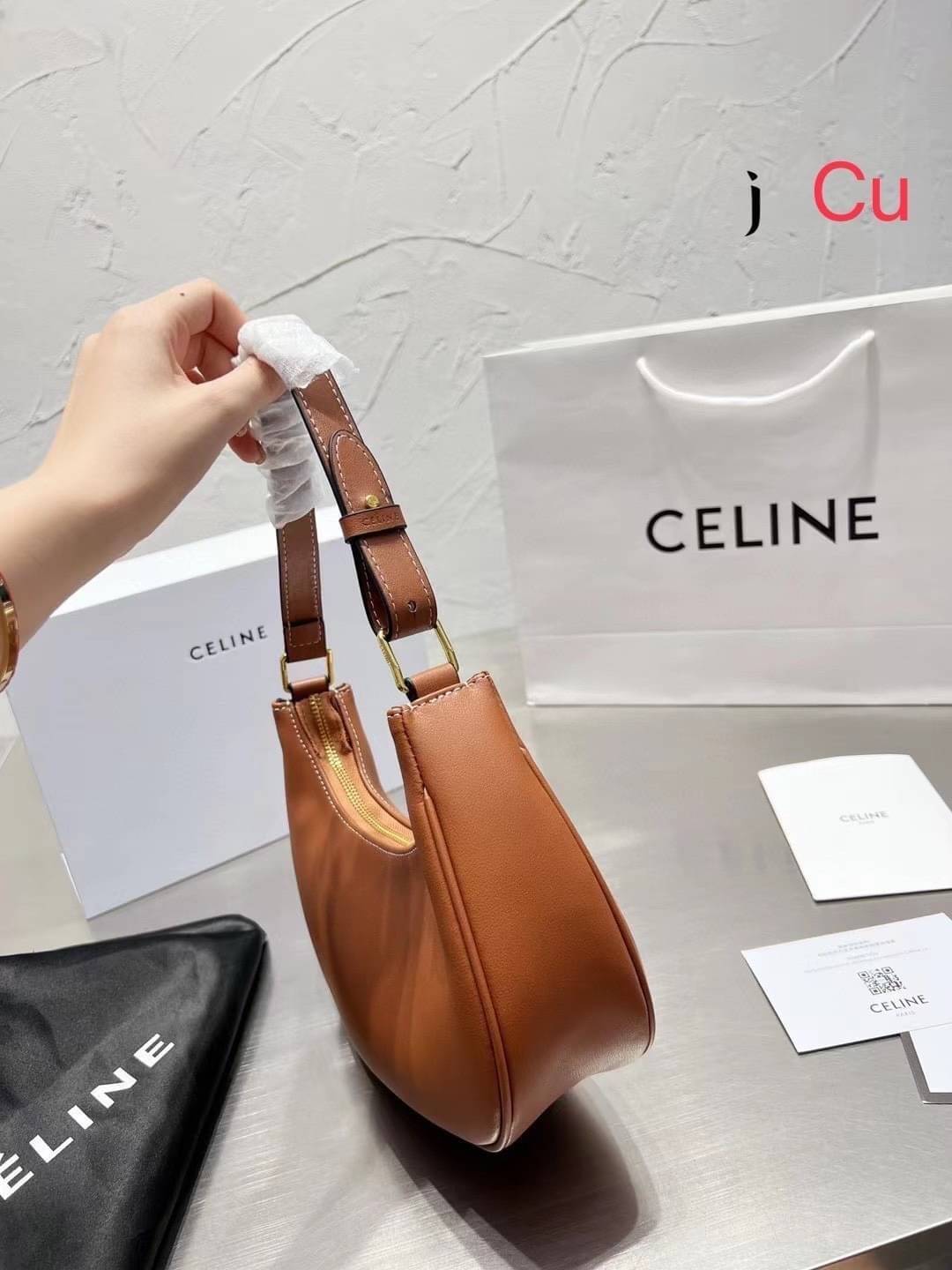 CELINE Ava Bag in Smooth Calfskin with Triomphe Embroidery กระเป๋าคล้องไหล่ซีลีนรุ่นใหม่ โลโก้งานปัก เรียบหรูและคลาสสิกมากๆ เข้ากับการแต่งตัวหลายสไตล์ ใช้ได้ทั้งกลางวันและกลางคืน หากสาว ๆ คนไหนที่กำลังมองหากระเป๋าสะพายไหล่ใบเล็กและ Practical เราขอแนะนำรุ่