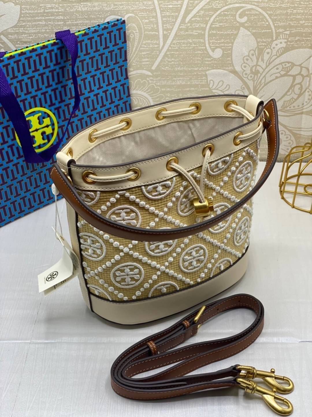 TORY BURCH T MONOGRAM STRAW BUCKET BAG ใหม่ก่อนใคร พร้อมเสิร์ฟความสวยให้ถึงบ้านแล้วน้า กระเป๋าบัคเก็ตทรงยอดนิยม ดีไซน์ใหม่ล่าสุด ยูนีคไม่เหมือนใคร ลายสานเต็มใบ พร้อมปักโลโก้เอกลักษณ์ โดดเด่น งานฝีมือมากๆ