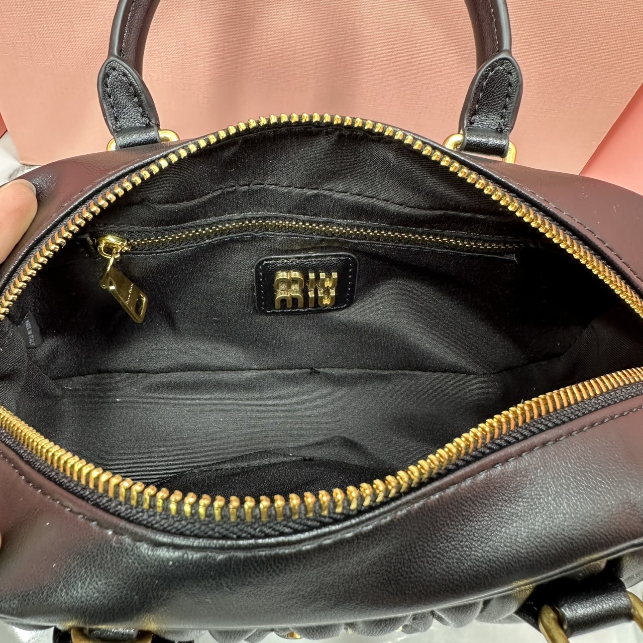 ORI หนังแท้ | MIU MIU Arcadie matelassé nappa leather bag Small 22cm กระเป๋าสะพายทรงโฮโบลุคลูกคุณหรูหราด้วยดีไซน์จับจีบนูนลวดลายสามมิติซับซ้อนเป็นเอกลักษณ์ น่ารักๆเก๋ๆ สวยดูแพง หูจับในตัวง่ายและสะดวกพกพา