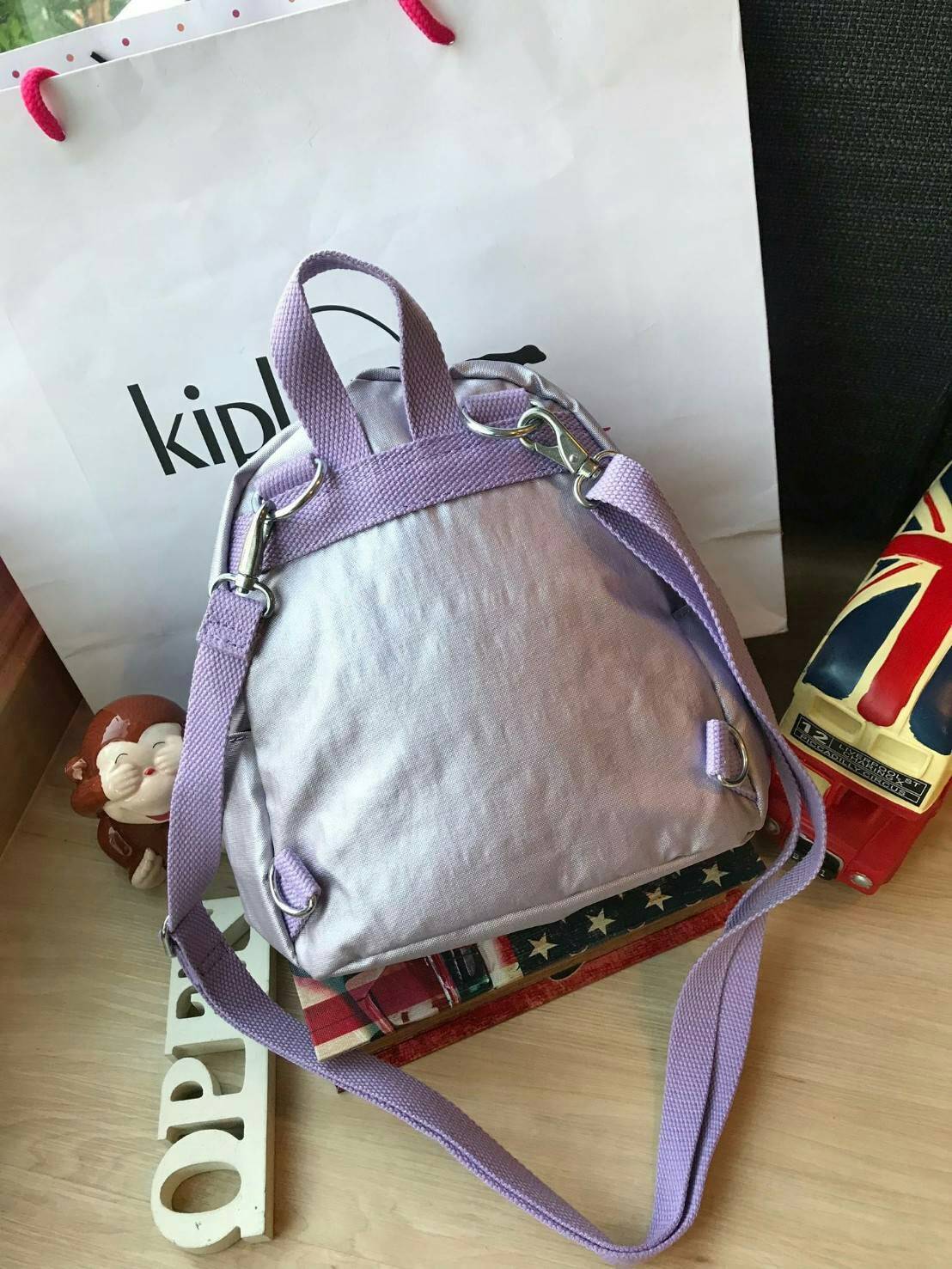 Kipling Kaopin Mini Backpack Woman’s กระเป๋าเป้สะพายรุ่นใหม่!!ขนาดมินิ สามารถแบบเป้หรือทรงcrossbody ได้ มีหลายช่องใช้งาน ด้านหน้าเป็นช่องซิปเล็กใส่ของจุกจิก ภายในมีช่องเล็กแยกเป็นสัดส่วน ใส่กระเป๋าสตางค์ยาวหรือมินิไอแพคได้ ขนาดกะทัดรัด มาพร้อมพวงกุญแจลิงส