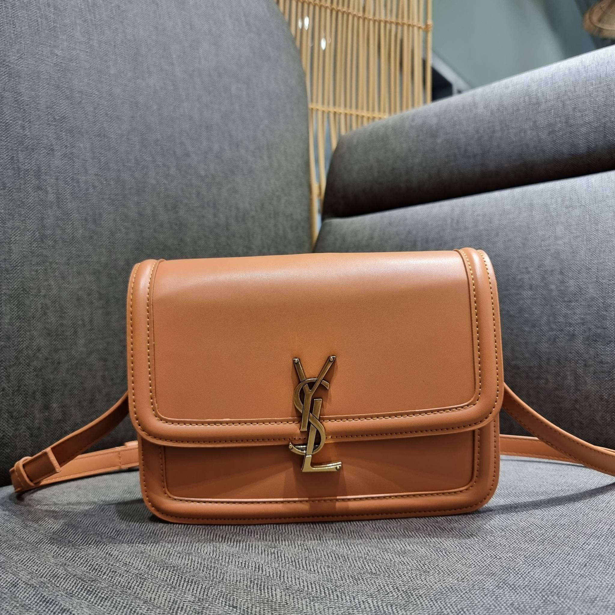 YSL SOLFERINO SATCHEL LEATHER / Yves Saint laurent crossbody bag กระเป๋าสะพายข้าง โลโก้โดดเด่น ดีเทลดูแพงด้วยตัวล็อค ใช้งานง่าย แน่นหนา วัสดุหนังแท้เต็มใบ ภายในเป็นช่องโล่ง ใส่ของสำคัญได้เลยสบายๆ สายสะพายครอส ปรับใช้ได้ตามตัว ใบจริงสวยคม ราคาสุดคุ้มพร้อม 