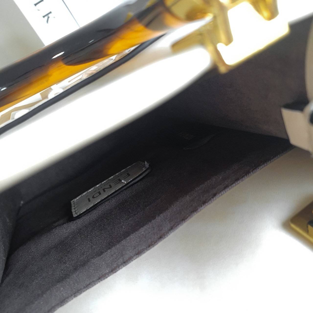 สวยหรูมาก กับ FENDI MINI SUNSHINE SHOPPER วัสดุหนังแท้ทั้งใบ ปั้มชื่อแบรนด์ด้านหน้า ที่จับเซรามิคสีสวยมีสลักแบรนด์ *ทรงมินิน่ารัก ด้านในเป็นช่องโล่งกว้าง สามารถใส่ กระเป๋าสตางค์สั้น มือถือได้ทุกรุ่น มาพร้อมสายสะพาย ถอดปรับได้ อะไหล่ปั้มแบรนด์สีทอง ปั้มโลโ