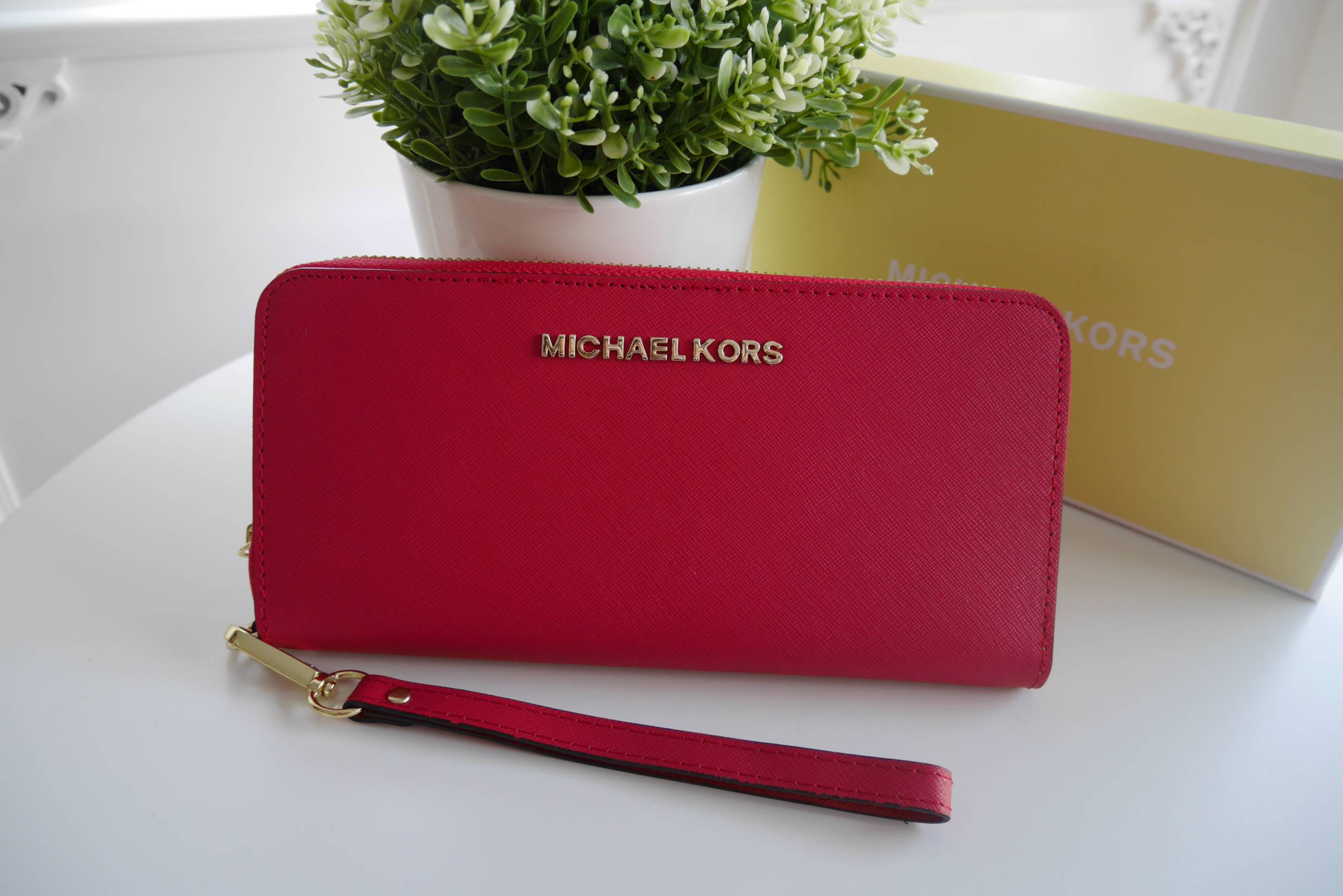 Best seller! งานขายดี รุ่นใหม่คะ Michael kors saffiano Wallet กระเป๋าสตางค์ใบยาว หนัง Saffiano ซิปรอบ สวยหรู มาก อะไหล่ปั้มโลโก้แบรนด์ ด้านในมีช่องใส่บัตร เยอะม้ากกก อีกด้านมีช่องแบงค์+ซิปใส่เหรียญ จุของได้เยอะจริงๆคะ ใส่ iphone 6+ ได้ สวยหรูดูดี อุปกรณ์ค