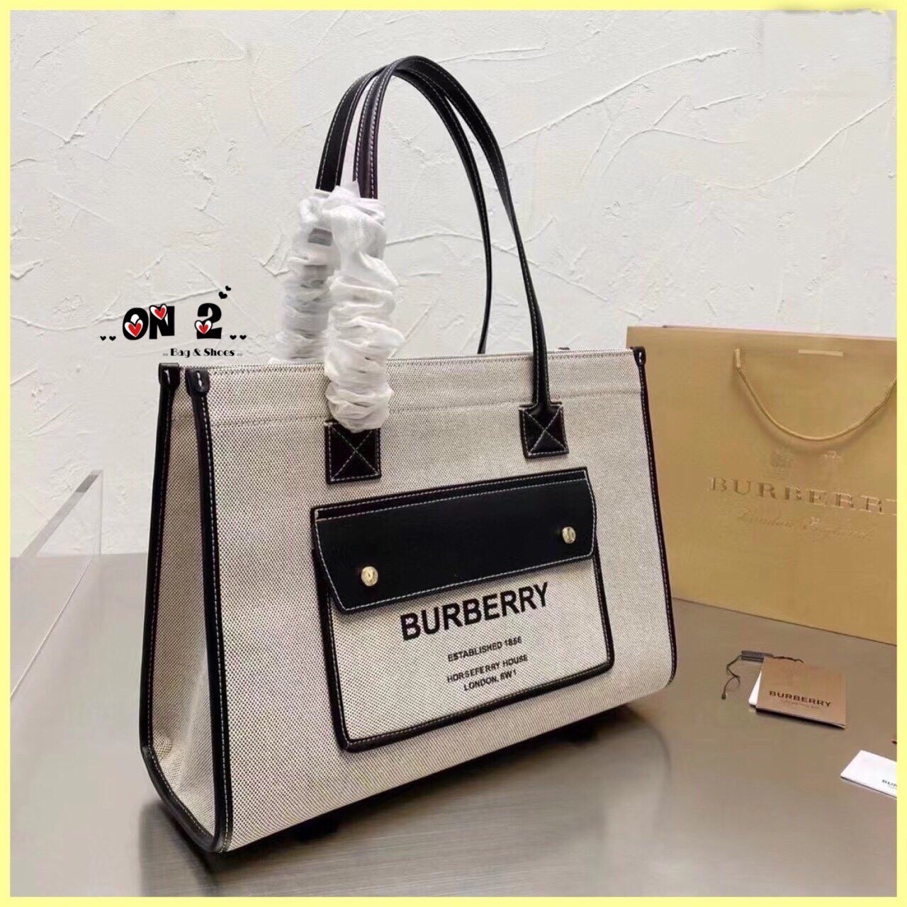 BURBERRY Leather-trimmed embroidered canvas tote / BURBERRY FRAGRANCES LARGE TOTE BAG / BURBERRY Freya Tote Bag วัสดุ Canvas & Leather ดีไซน์สวยอยู่ทรงสไตล์ Casual ด้านหน้ามีช่องใส่ของ ภายในโล่งกว้างและจุสุดๆสามารถใส่เอกสารA4 หนังสือ ของใช้ได้เยอะ หูหิ้วห