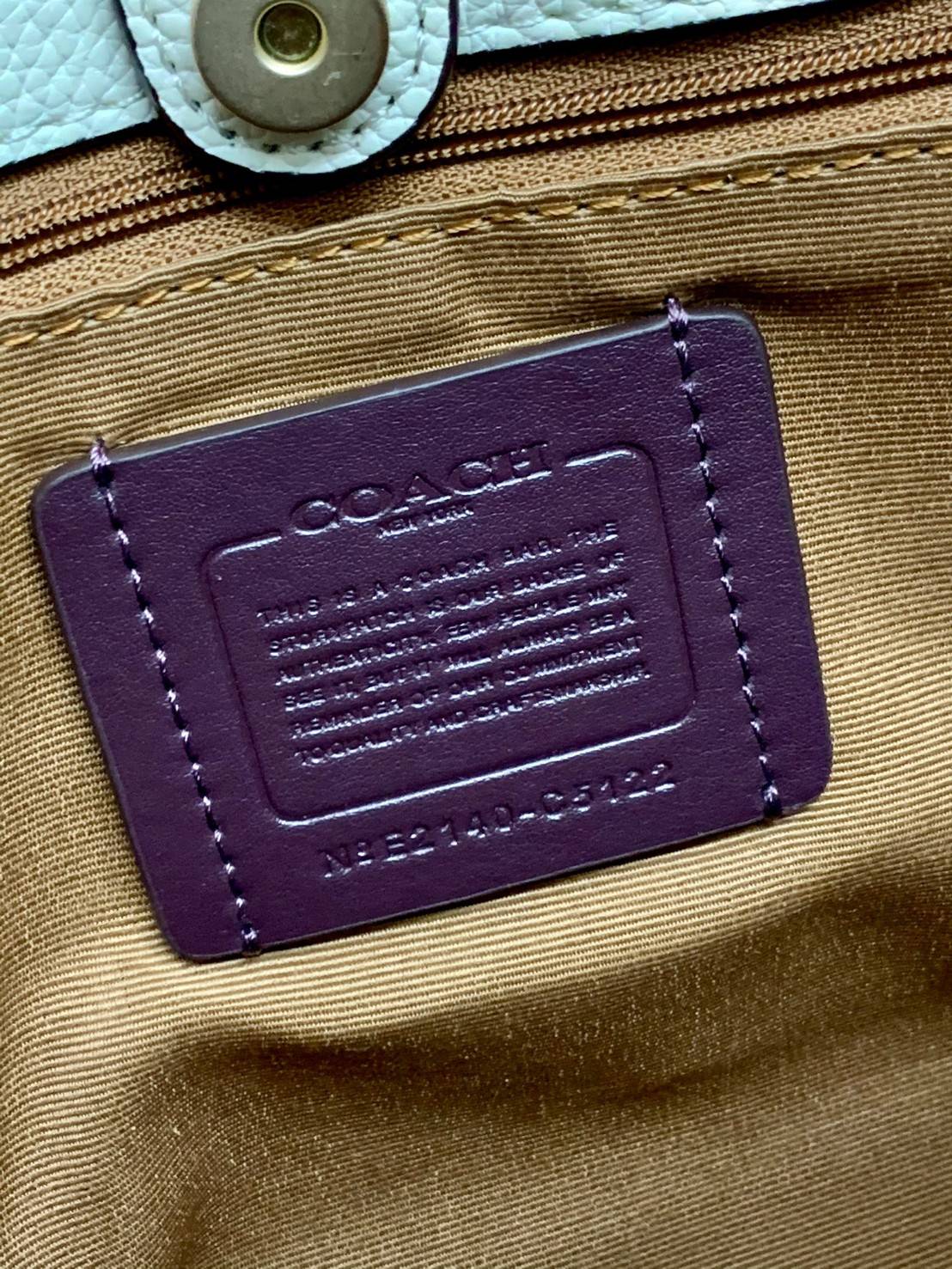 น่าใช้มากๆ สวยเกินราคาไปเลยจร้าา😘 COACH FIELD TOTE 22 SMALL BAG ((C5122)) พร้อมส่งความสวยที่ไทยค่ะ! กระเป๋าหิ้วหรือสะพายข้างได้ หนังแท้นิ่ม ใบจริงสวยมากๆเลยค่ะ ปากกระเป๋าแบบกระดุมแม่เหล็ก ภายในกว้างใส่ของจำเป็นของสาวๆได้เยอะเลย มีช่องซิปและช่องเล็