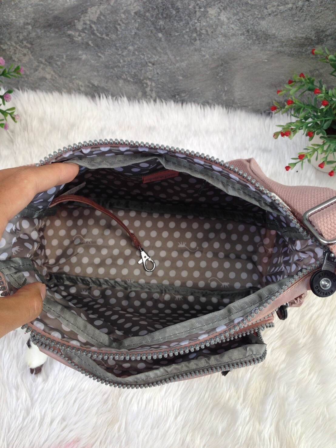 KIPLING Shoulder Bag (K25511) Outlet Hongkong กระเป๋าสะพาย วัสดุ nylon คุณภาพดี กันน้ำ ตามแบบฉบับแบรนด์ แบ่งเป็นช่องซิป 5 ช่อง สามารถใส่ไอแพด กระเป๋าสตางค์ใบยาว และมือถือได้ทุกรุ่นค่ะ จุคุ้มมากๆ น้ำหนักเบา สายสะพายปรับได้ จะสะพายไหล่ หรือ crossbody ได้สบา