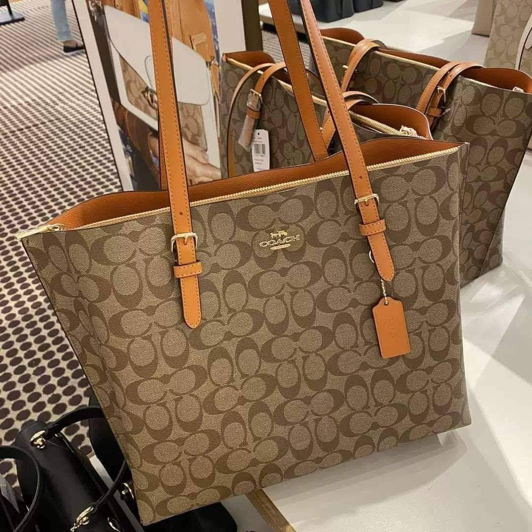 COACH 1665 MOLLIE TOTE IN SIGNATURE CANVAS กระเป๋าโท้ทใบใหญ่ ไม่ต้องกลัวของหล่นหายอีกต่อไป!! ทรงสวยใส่ของได้เยอะจริงๆ สีนี้คือคุณหนูหรูจัดมาก!! วัสดุหนังแคนวาสเคลือบลาย ภายในโล่งกว้าง มีช่องซิปกลางใส่ของได้อีก สะพายใบนี้ไปต่างจังหวัดได้สบายๆ ตอบโจทย์สาวๆท