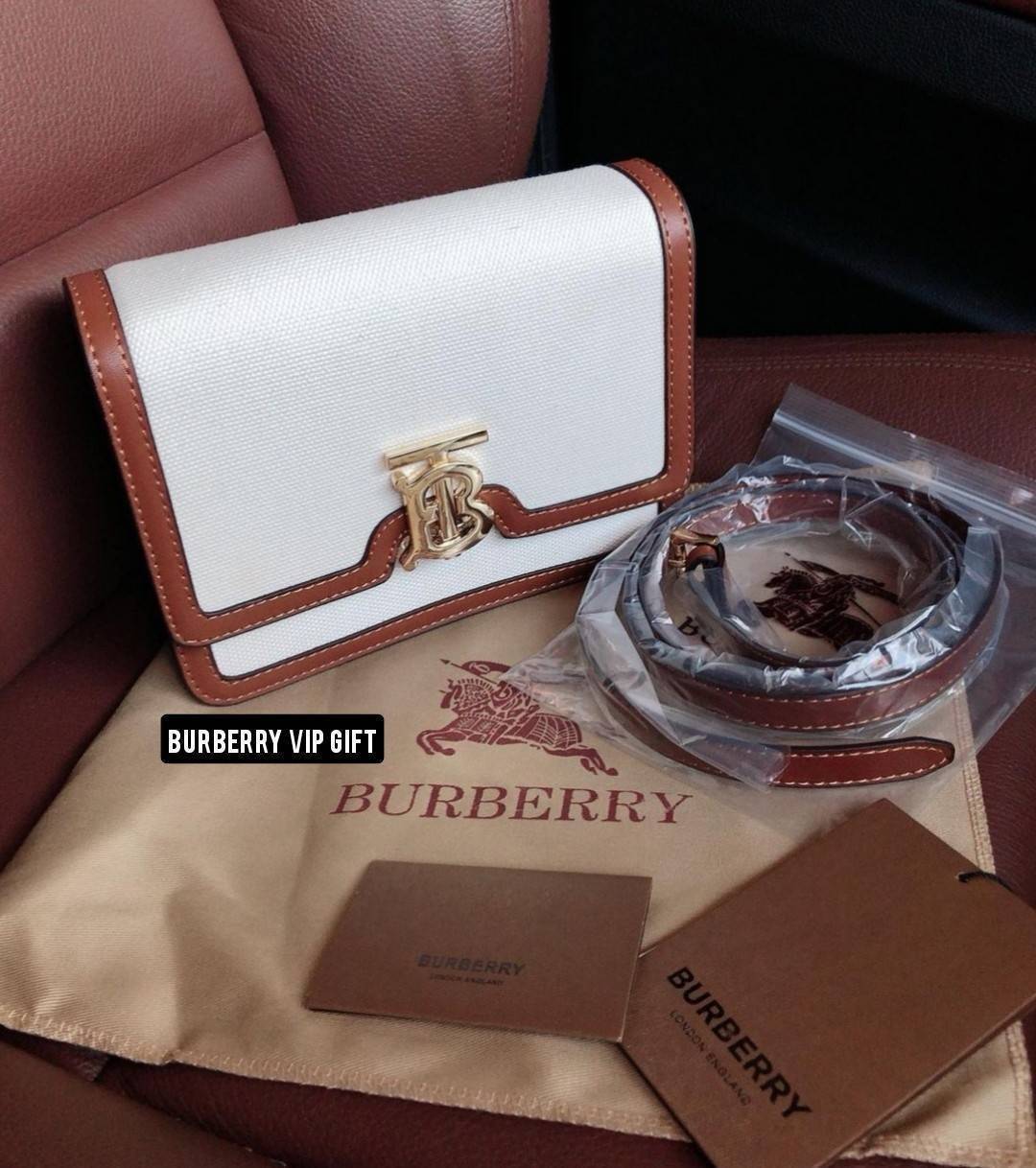 BURBERRY FRAGRANCES CROSSBODY BAG VIP GIFT WITH PURCHASE (GWP) พรีเมี่ยมกิ๊ฟ Limited Edition จากน้ำหอม BURBERRY วัสดุ Canvas & Leather ทรงเหลี่ยมสวยหรูอยู่ทรงมีโลโก้แบรนด์ด้านหน้า