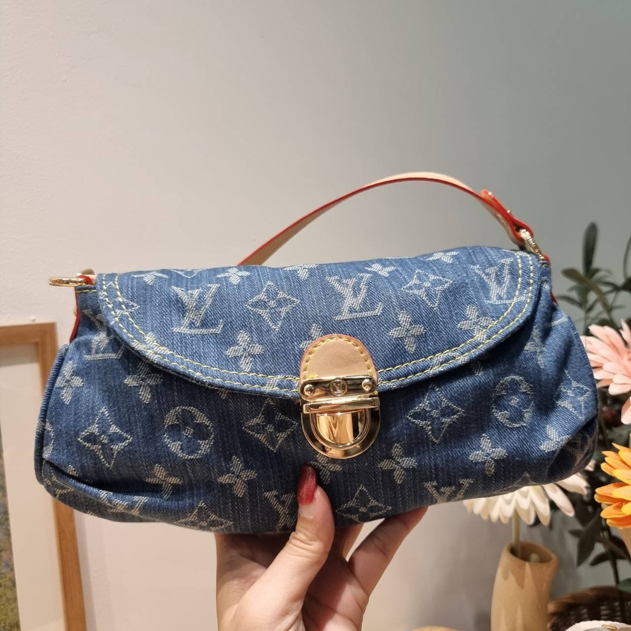 LV mini pleaty denim bag / LV Denim Pochette Bag ฮอตตัวแม่แบบฉ่ำ กับกระเป๋าสะพายไหล่ แรร์ไอเท็มที่สาวๆตามหา ดีไซน์เดนิมสวยโดดเด่น รูปทรงวินเทจ