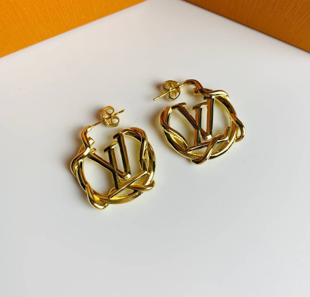 LV earring / Louis Vuitton earring ต่างหูหลุยส์ เกรดออริจินอล งานเคลือบโลหะทอง ไม่ลอกไม่ดำ เงาสวยคล้ายของจริงมากที่สุด สวยหรูหรา ผู้ดี ไฮโซสุดๆ งานเล่นไฟสวยมากค่ะ คอนเฟิม !!!!! เกรดสั่งทำแบบละเอียดที่สุด เก็บรายละเอียดครบ ปั้มโลโก้ สวยมากค่ะ