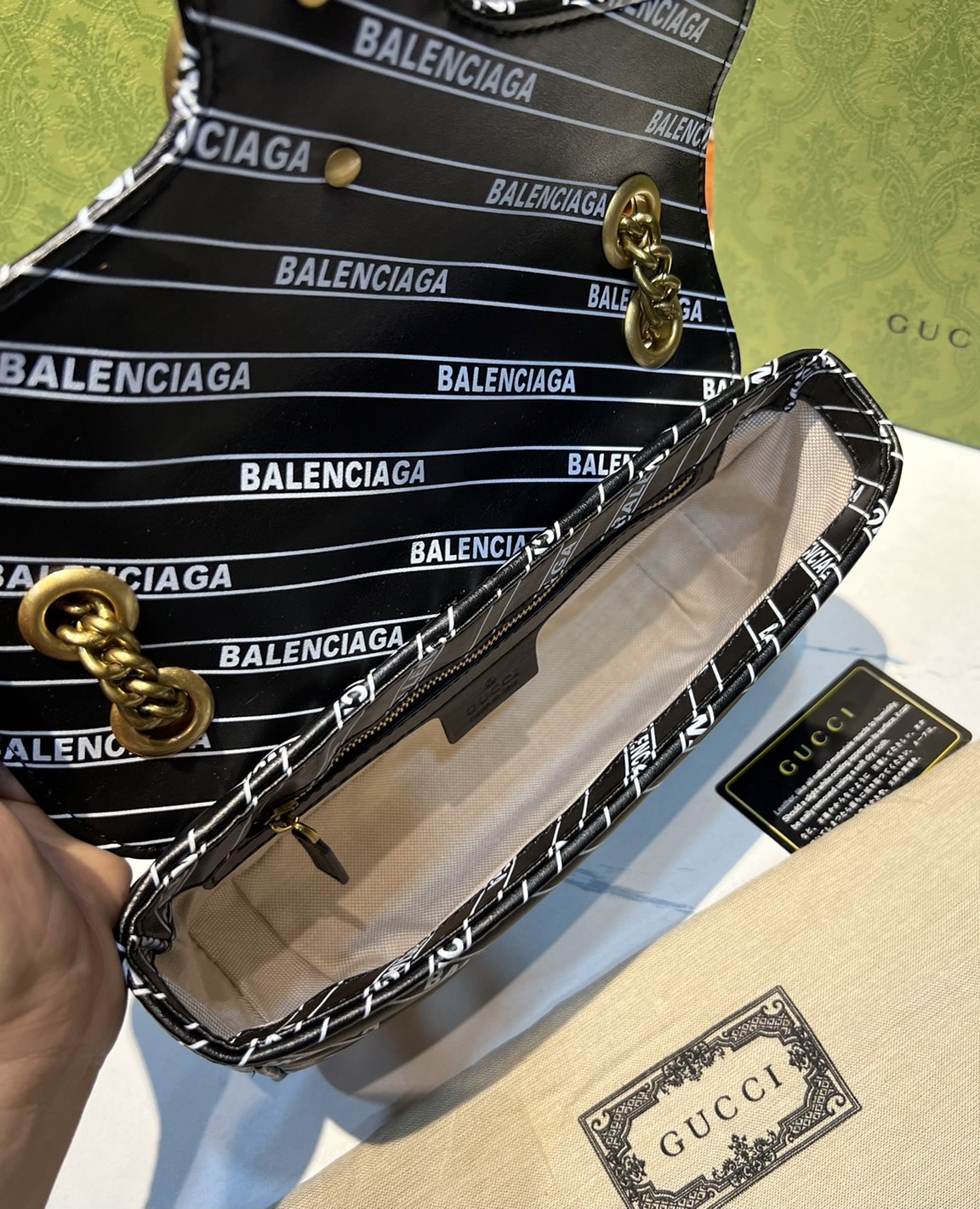 หนังแท้ GUCCI The Hacker Project small GG Marmont bag Balenciaga print leather คอลเลคชั่นผสมผสานเอกลักษณ์ความหรูของ 2 แบรนด์ดัง ที่ยอดขายดีตั้งแต่วันแรกที่ลง shop ด้วยรูปทรงที่กะทัดรัด ตอบโจทย์ได้ทุกลุค ทุกไลฟ์สไตล์ ใช้งานได้ง่ายคล่องตัว เรียกได้ว่าใครไม่