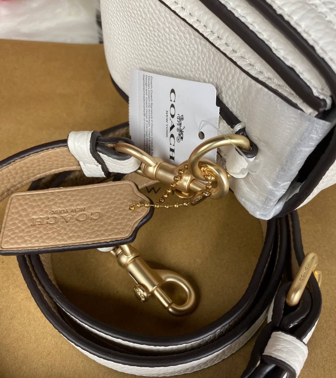 OUTLET 】COACH SADDLE BAG WITH HORSE AND CARRIAGE (COACH C4058) หนังกรวดละเอียดภายในกระเป๋ามัลติฟังก์ชั่น กระดุมแม่เหล็ก ซับในผ้านอกกระเป๋าเปิด สายสะพายถอดได้ สายสะพายยาว 22" สำหรับสะพายไหล่หรือ crossbody