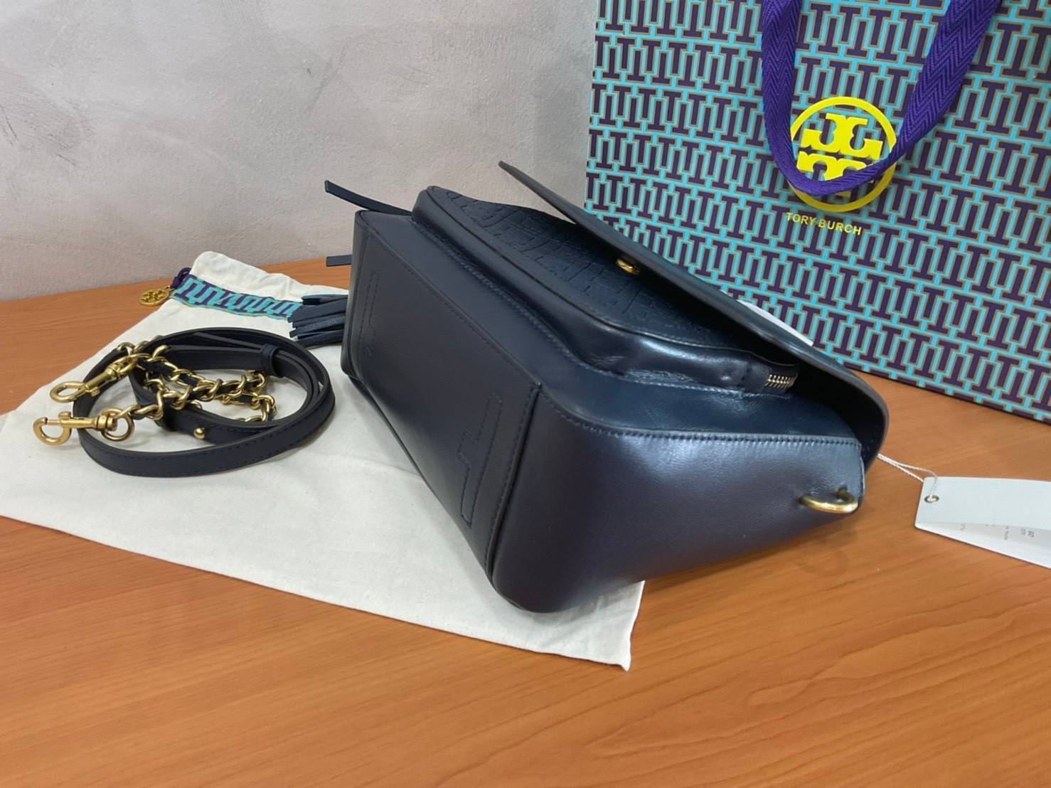 Tory Burch Fleming Satchel Bag รุ่น 45147 สี Royal Navy กระเป๋าสะพาย Crossbody ทรงสวย ดีไซน์เก๋ สุดคลาสสิค เพิ่มดีเทลโลโก้แบรนด์บนฝากระเป๋าอัพลุคให้ดูเท่ห์ และ พู่หนังถอดได้ วัสดุหนังแท้ สัมผัสนุ่มมือ หนังสวย น้ำหนักเบา ตั้งอยู่ทรง เปิดปิดด้วยกระดุมแม่เหล