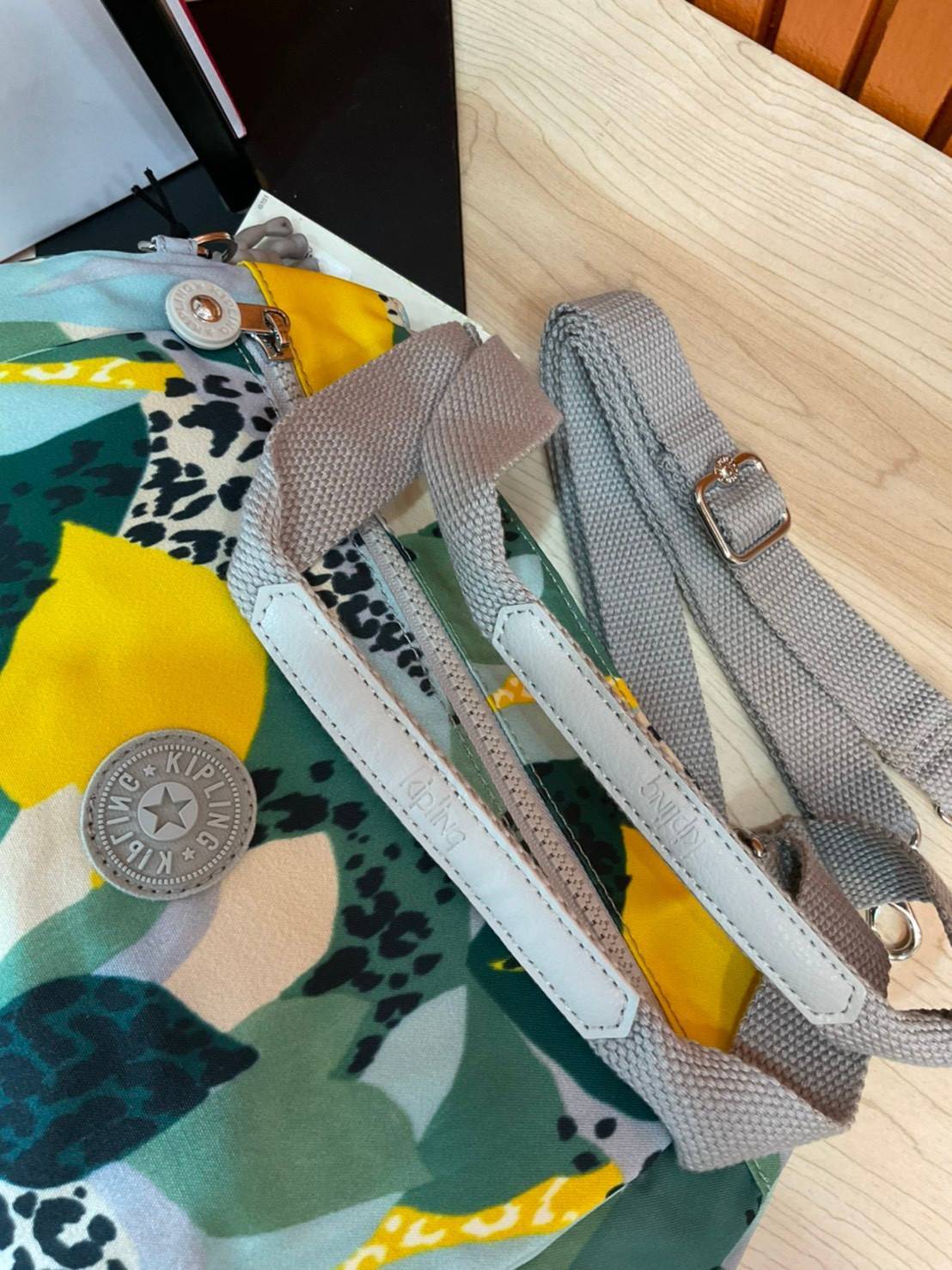 Kipling Damen Orelie Henkeltasche รุ่น K15257 กระเป๋าถือ/สะพาย Crossbody ขนาดกำลังดี หูกระเป๋ายาวสามารถคล้องบ่าได้ วัสดุpolymode100% ผ้ากันน้ำ กระเป๋ามีน้ำหนักเบา มีช่องซิป ด้านหน้า และ ด้านหลัง ภายในแบ่งเป็น 3 ช่องหลักใช้งาน ช่องซิปกลางแยกเป็นสัดส่วน จุข