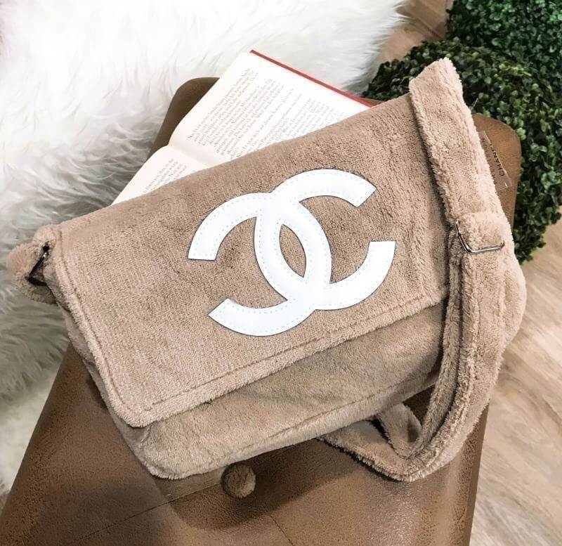 Chanel Beaute Crossbody Bag กระเป๋าถือหรือสะพายพรีเมี่ยมของเเท้จาก Chanel Cosmetic Counter VIP Gift รุ่นแนะนำวัสดุขนวูฟหนานุ่มตัดโลโก้แบรนด์หนังแก้วสวยโดดเด่น น้ำหนักเบา เปิดปิดด้วยฝาปิดกระดุมแม่เหล็ก ใบใหญ่กำลังดีใส่ ipad กระเป๋าสตางค์ใบยาว iphone เครื่อ