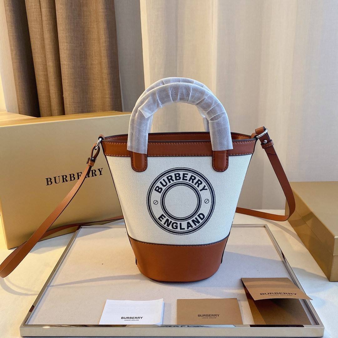 พรีเมี่ยมกิ๊ฟแท้ 100% 】BURBERRY MINI CANVAS CROSSBODY BAG *งานหรูมาก 👑👑 สินค้าพรีเมียมกิ้ฟท์เคาเตอร์น้ำหอมต่างประเทศ กระเป๋าทรง CROSSBODY ใบขนาดกำลังดี *ผ้าแคนวาสคาดหนังวัวแท้ อะไหล่ทอง
