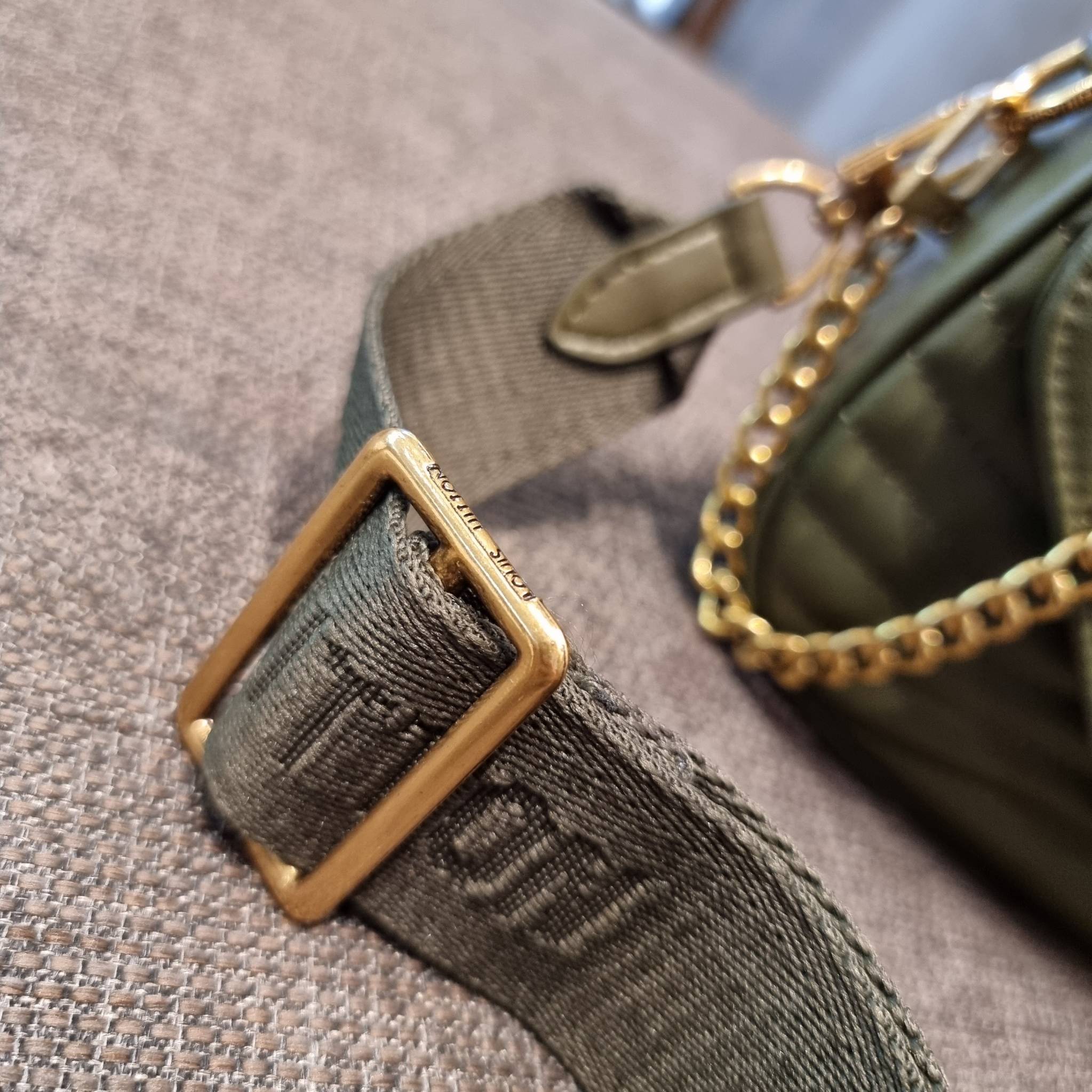 LV new wave pochette multi bag กระเป๋าสะพายมัลติฟังก์ชั่น สุดหรู มาพร้อม box set รับรองว่าดีงาม ลูกเล่นคลาสสิคผสานความวินเทจ มีสายสะพายให้ 2 เส้น และกระเป๋าใบลูก เล็กน่ารัก วัสดุหนังแท้ ภายในเป็นช่องโล่ง แบ่งสัดส่วนมีช่องย่อย ใบนี้ปรับใช้ได้หลายสไตล์ ลุคไ