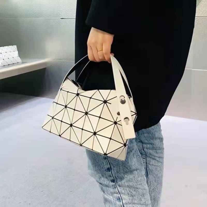 BaoBao Issey Miyake Small Boston Bag กระเป๋าบอสตันที่มีดีไซน์สปอร์ต มีช่องซิปที่ทำให้หยิบสิ่งของออกมาได้ง่ายแล้ว แบบกว้างที่ด้านล่างของกระเป๋ายังให้ความจุที่ยอดเยี่ยม