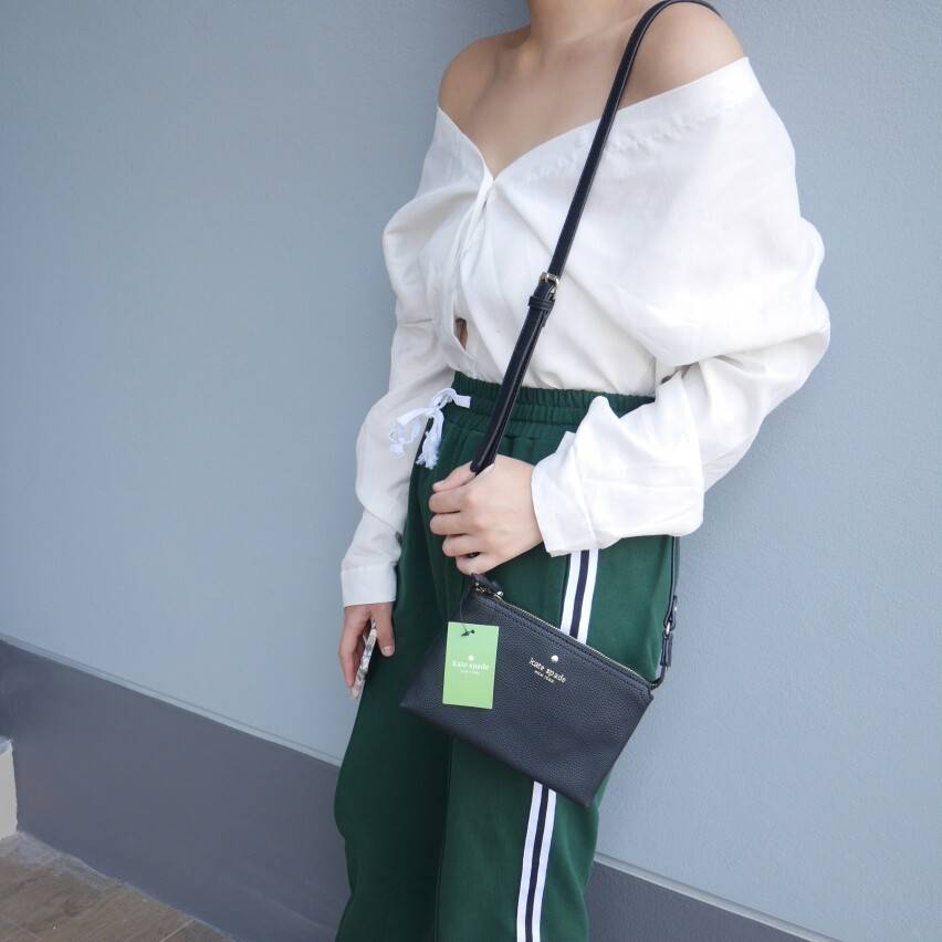 KATE SPADE NEW YORK กระเป๋าสะพายขนาดเล็ก หนังนิ๊มนิ่ม เปิดปิดด้วยซิป มีที่จับหนังเก็ๆ ด้านในมีช่องซิป+ช่องใส่ของจุกจิก ใส่กปต.สั้น + มือถือได้ทุกรุ่น น้ำหนักเบา สายพะพายปรับได้แบบเข็มขัด สะพายชิวๆ Minimal look น่ารักมากๆค่ะ
