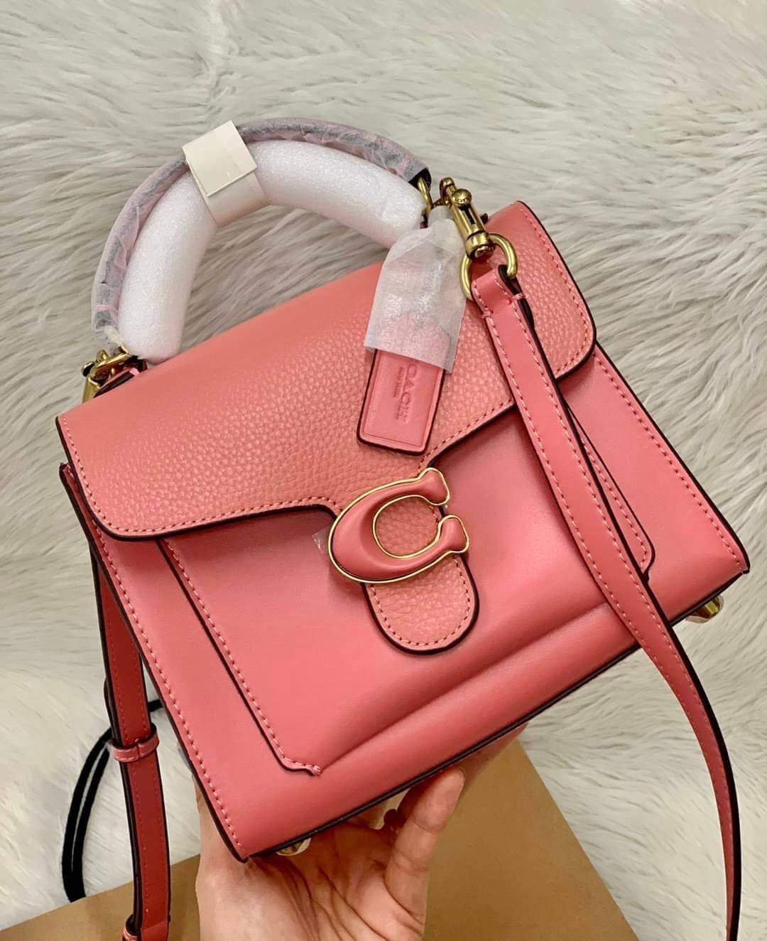 COACH TABBY TOP HANDLE 20 พร้อมส่งที่ไทยค่ะ! กระเป๋าหิ้ว//สะพายข้างได้ หนังแท้อย่างดี กหนึ่งใบทำหนังสองลายได้อย่างสวยงาม พร้อมโลโก้รุ่นใหม่ล่าสุดดูดีมากๆค่ะ เปิดปิดกระเป๋าแบบกดล็อค ภายในมีช่องหลักสองช่อง ใส่มือถือได้ทุกรุ่น;กระเป๋าเงินใบกลางได้;ของจำเป็นจ