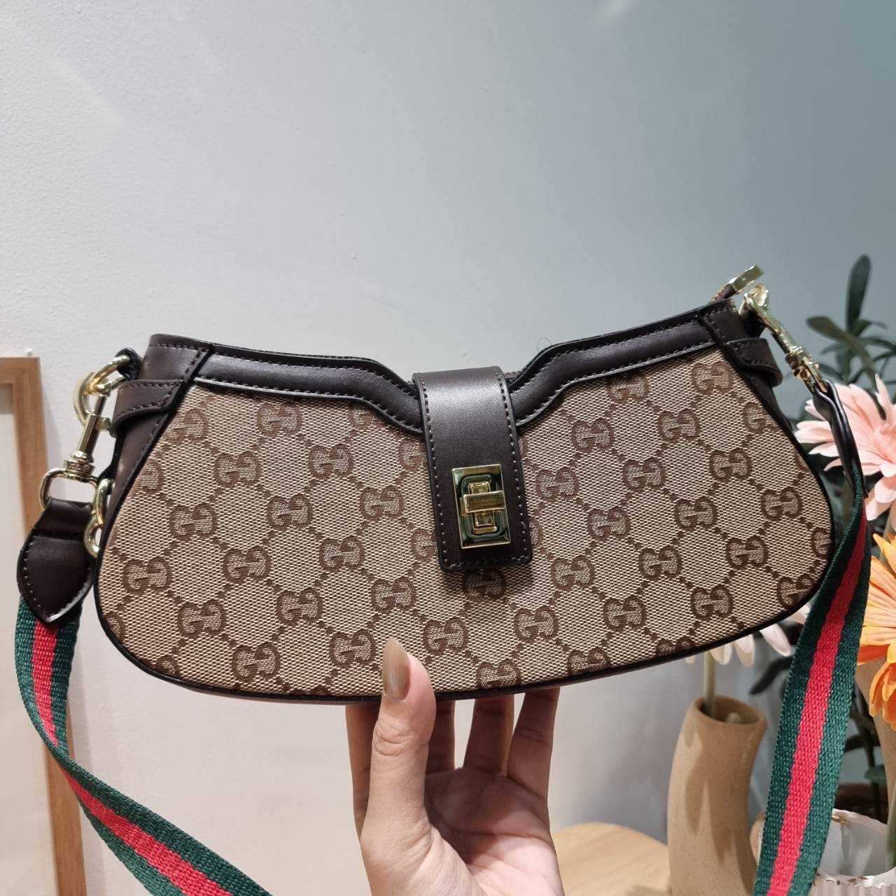 Gucci moon side mini shoulder bag สวยย้อนยุค y2k กำลังมาแรง กับอีกหนึ่งไอเท็มสุดจึ้ง ด้วยขนาดที่กำลังพอดี ดีไซน์คลาสสิคลัคชู ดูผู้ดี สวยแบบน้อยแต่มาก